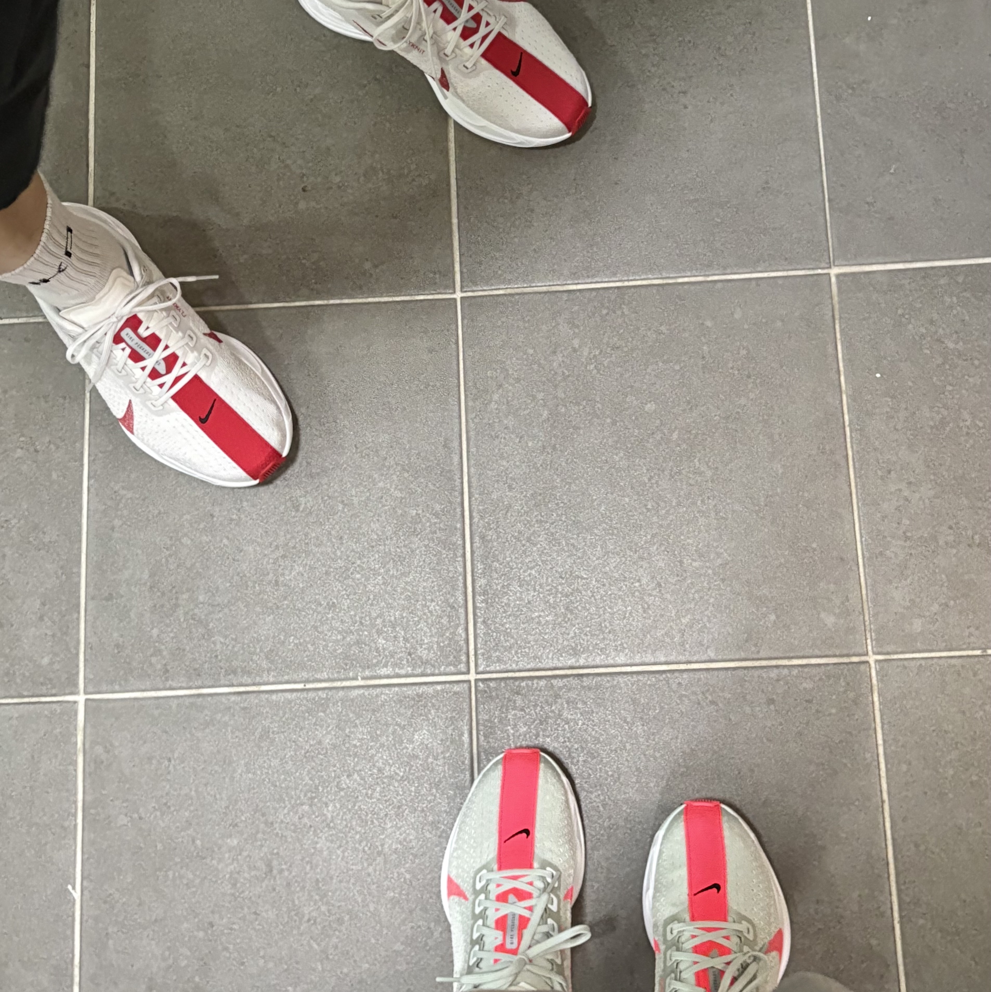 Nike Pegasus Plus Platinum Tint University Red, Nike Pegasus Plus Barely Grey Hot Punch 착용 스타일