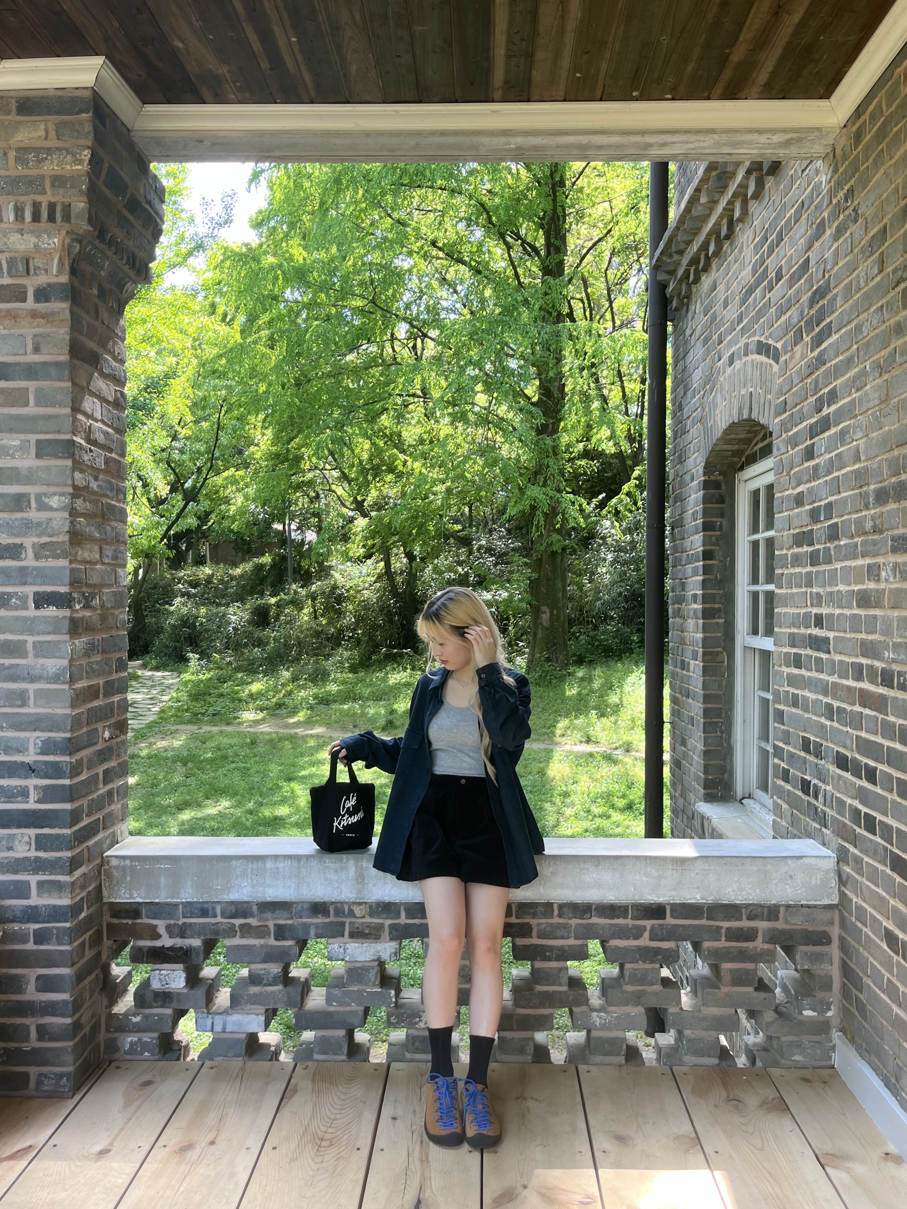 Maison Kitsune Cafe Kitsune Mini Tote Bag Black, (W) Keen Jasper Suede Sneakers Camel 착용 스타일 - 2