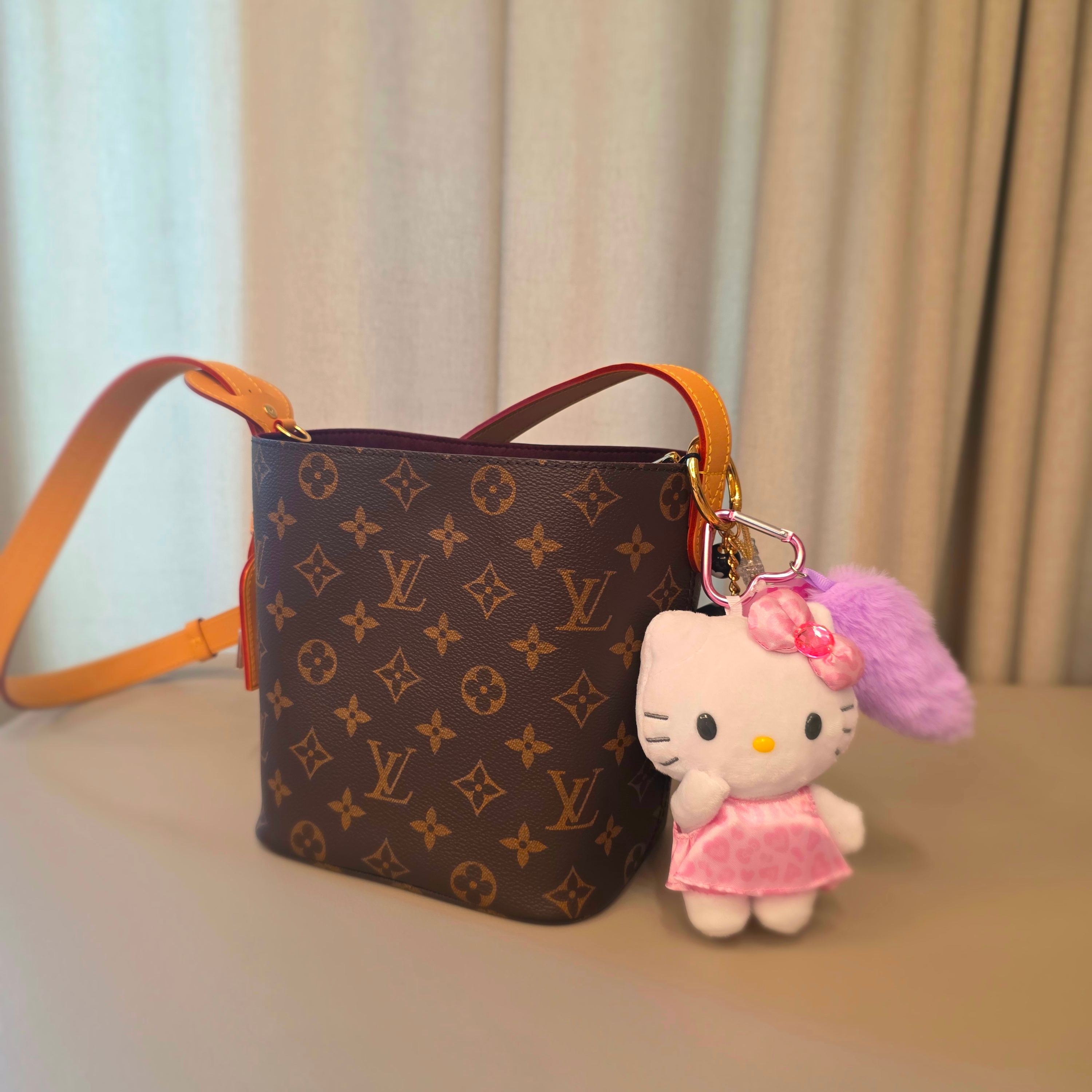 Sanrio Hello Kitty Mascot Leopard Key Holder with Tail 착용 스타일