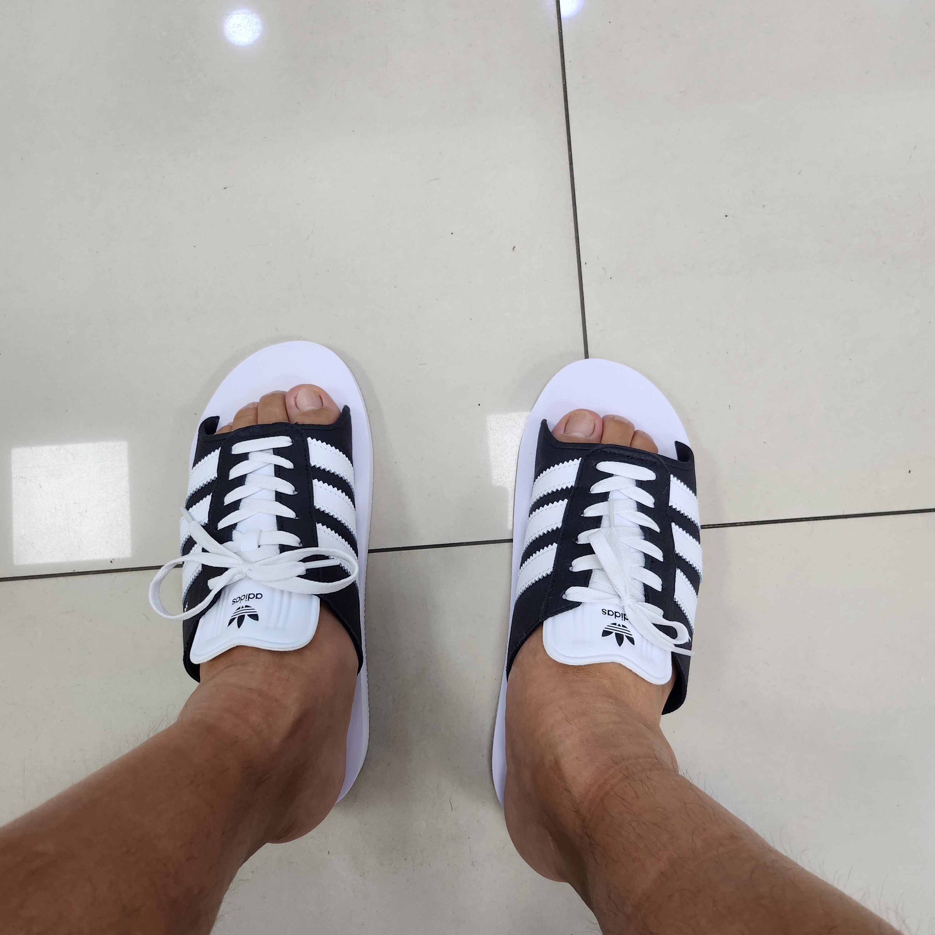 Adidas Gazelle Beach Slides Core Black White 착용 스타일
