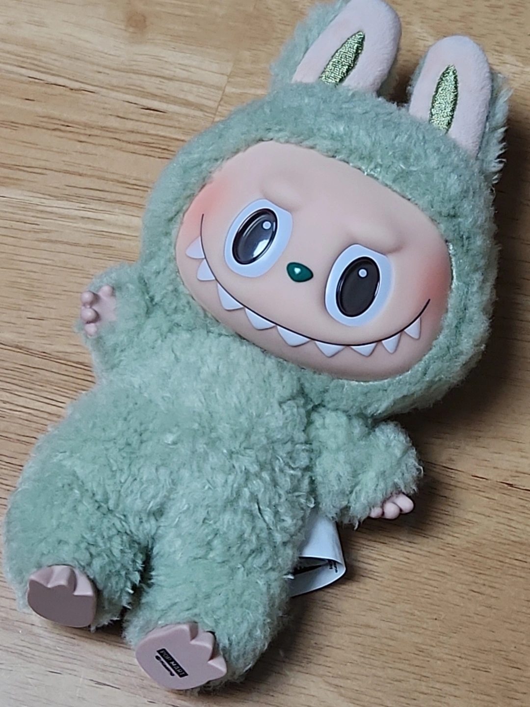 Pop Mart Labubu The Monsters Labubu Tasty Macarons Series Green Grape Keyring 착용 스타일