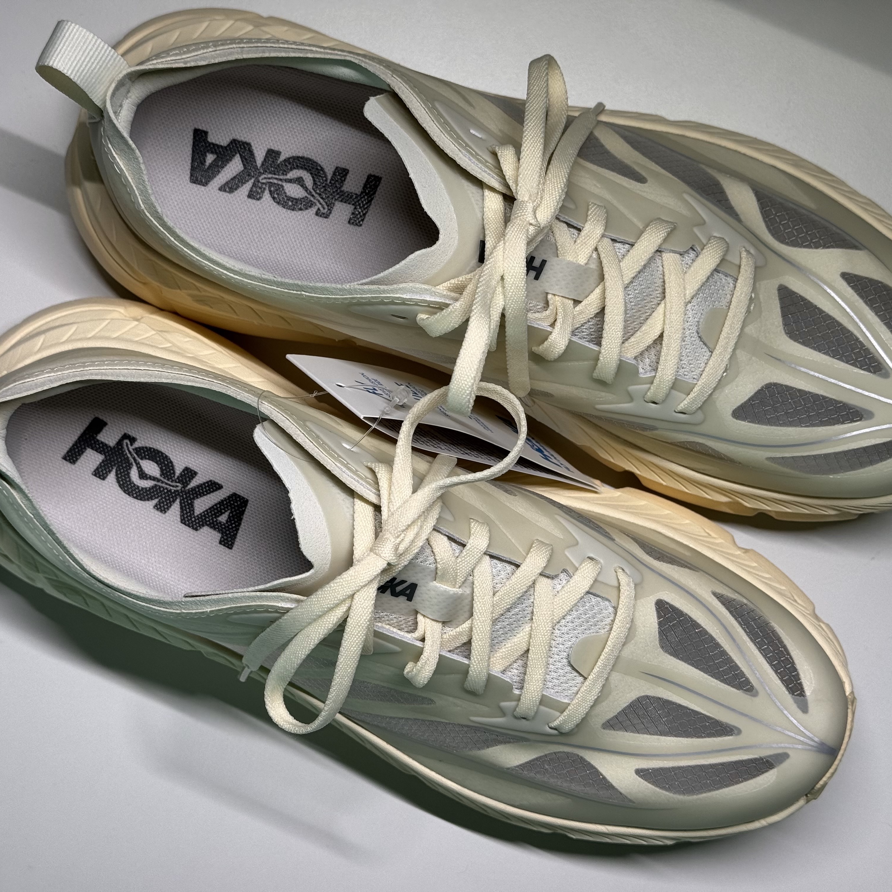 Hoka Mafate Speed 4 Lite Truffle Salt Vintage Yellow 착용 스타일