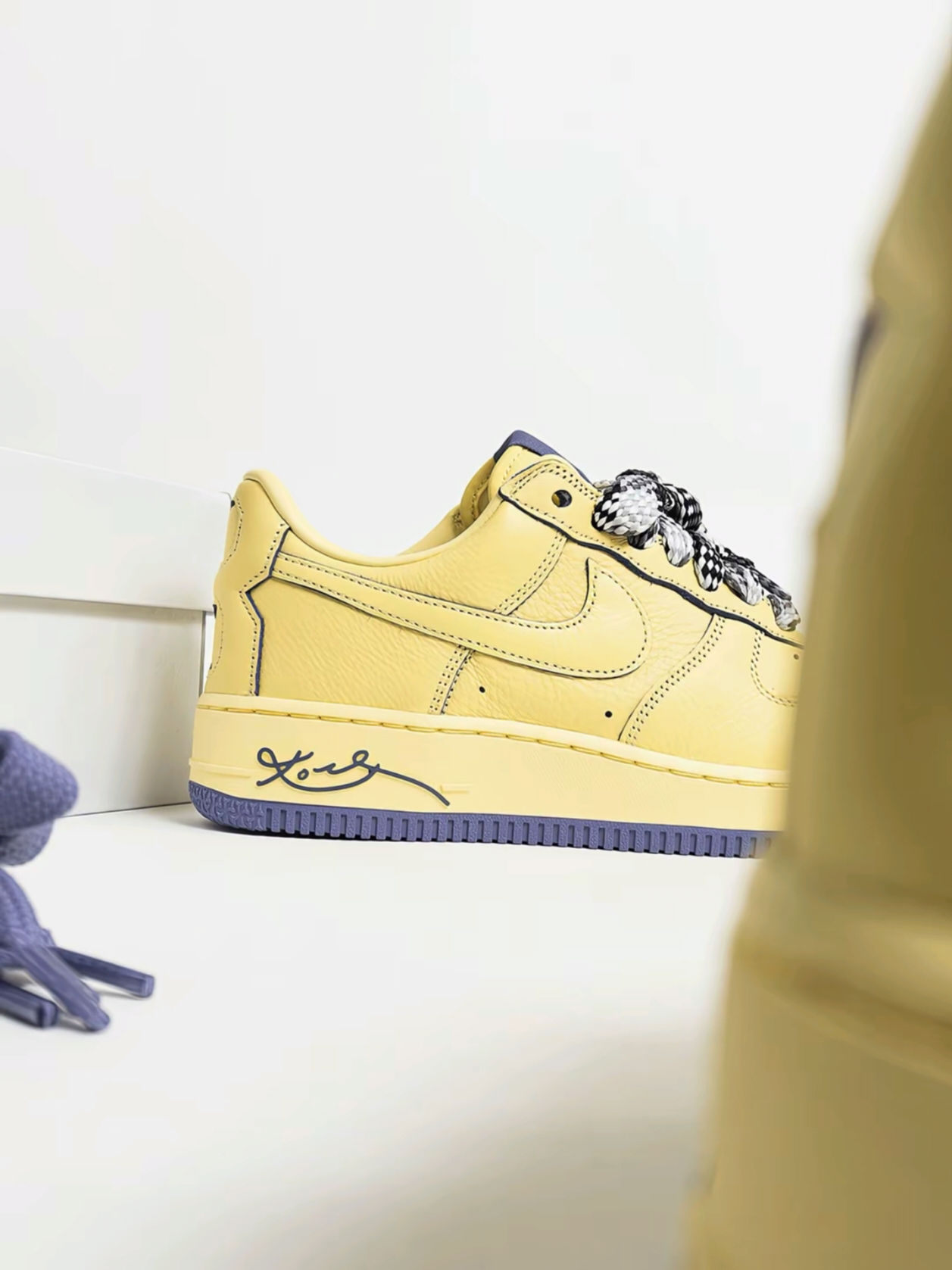 Nike Air Force 1 Low Protro Soft Yellow 착용 스타일 - 2
