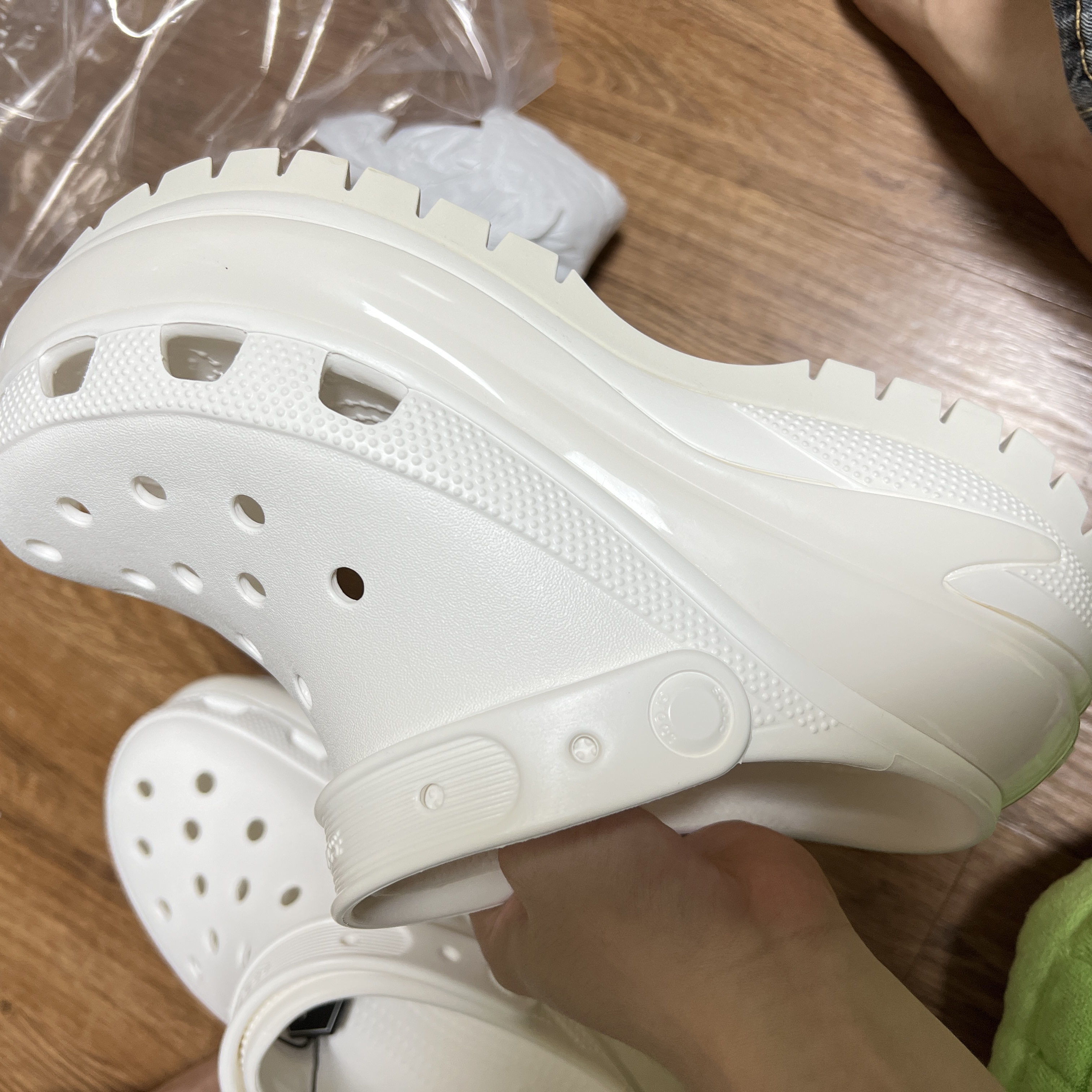 (W) Crocs Classic Mega Crush Clog White 착용 스타일