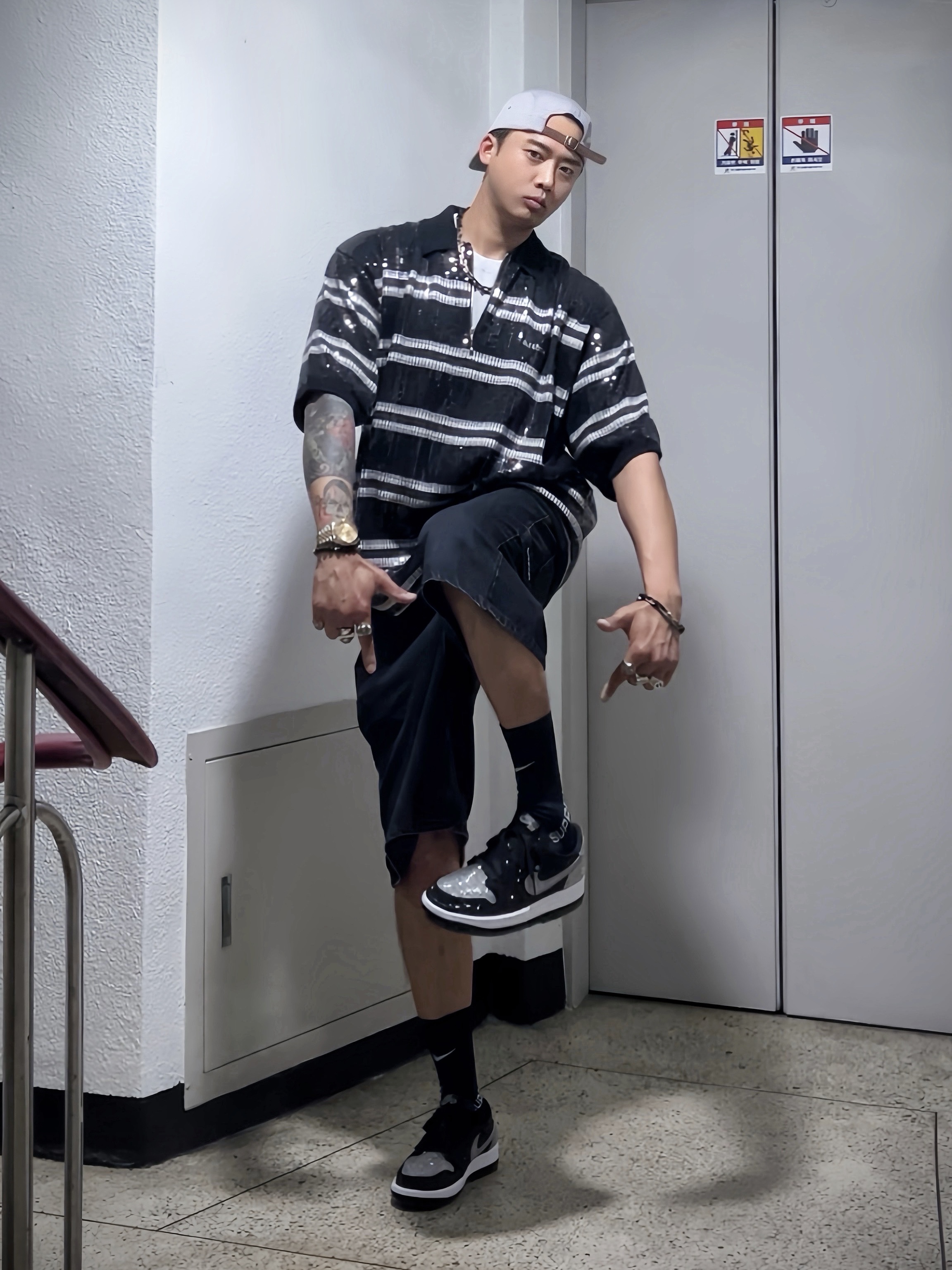 Supreme Washed Chino Twill Camp Cap Grey - 22SS, Supreme Small Box T-Shirt Heather Grey - 24FW 착용 스타일 - 1