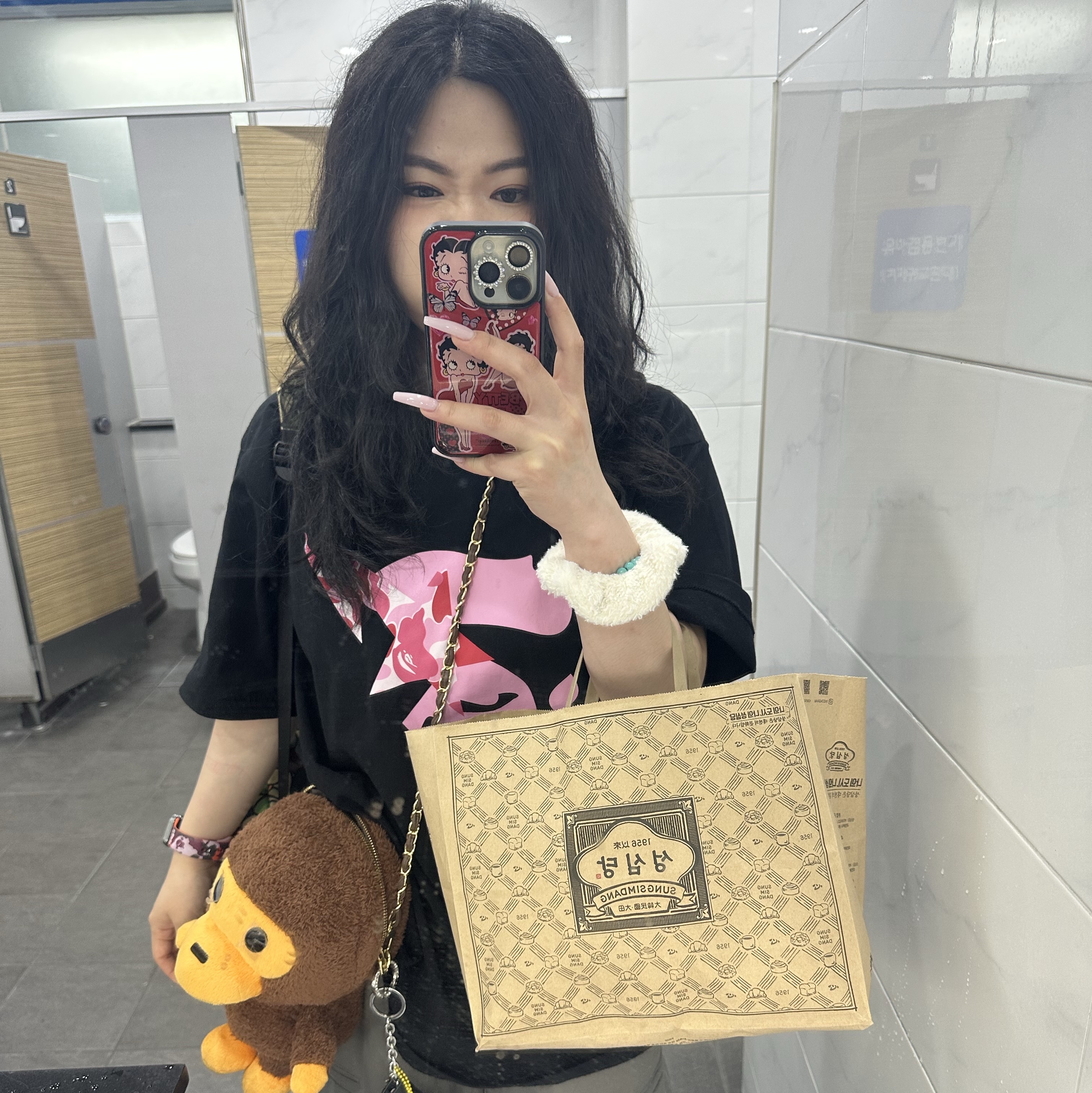 BAPE I Love BAPE L/S T-Shirt Black, (W) BAPE Baby Lisa Plush Doll Chain Shoulder Bag Brown 착용 스타일 - 6