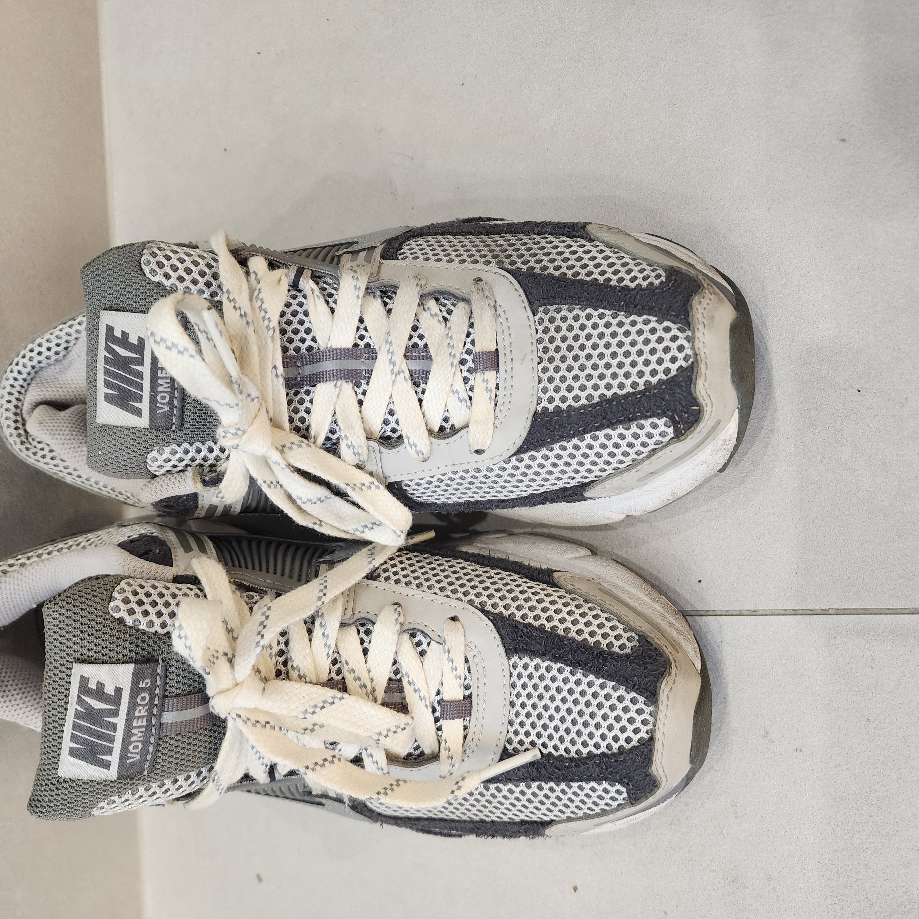 Nike Zoom Vomero 5 PRM Light Iron Ore and Flat Fewter 착용 스타일