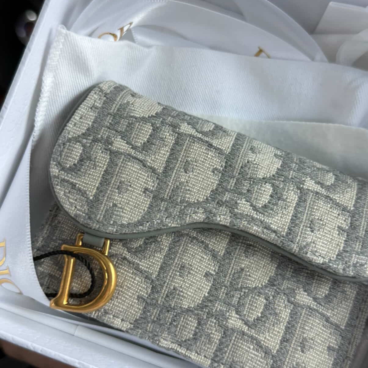 Dior Saddle Flap Card Holder Grey Dior Oblique Jacquard, Stussy Basic Stussy T-Shirt White 2024, 2025 착용 스타일 - 1