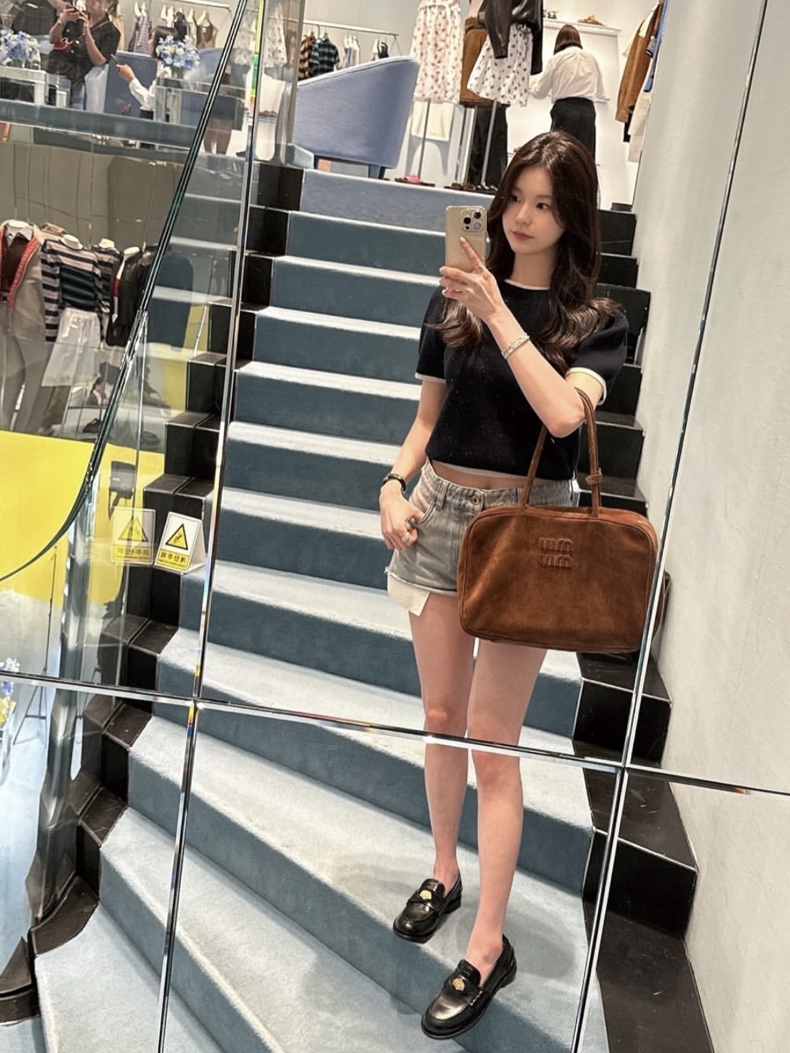 (W) Miu Miu Denim Shorts Grey, Miu Miu Suede Beau Bag Cocoa Brown 착용 스타일 - 3