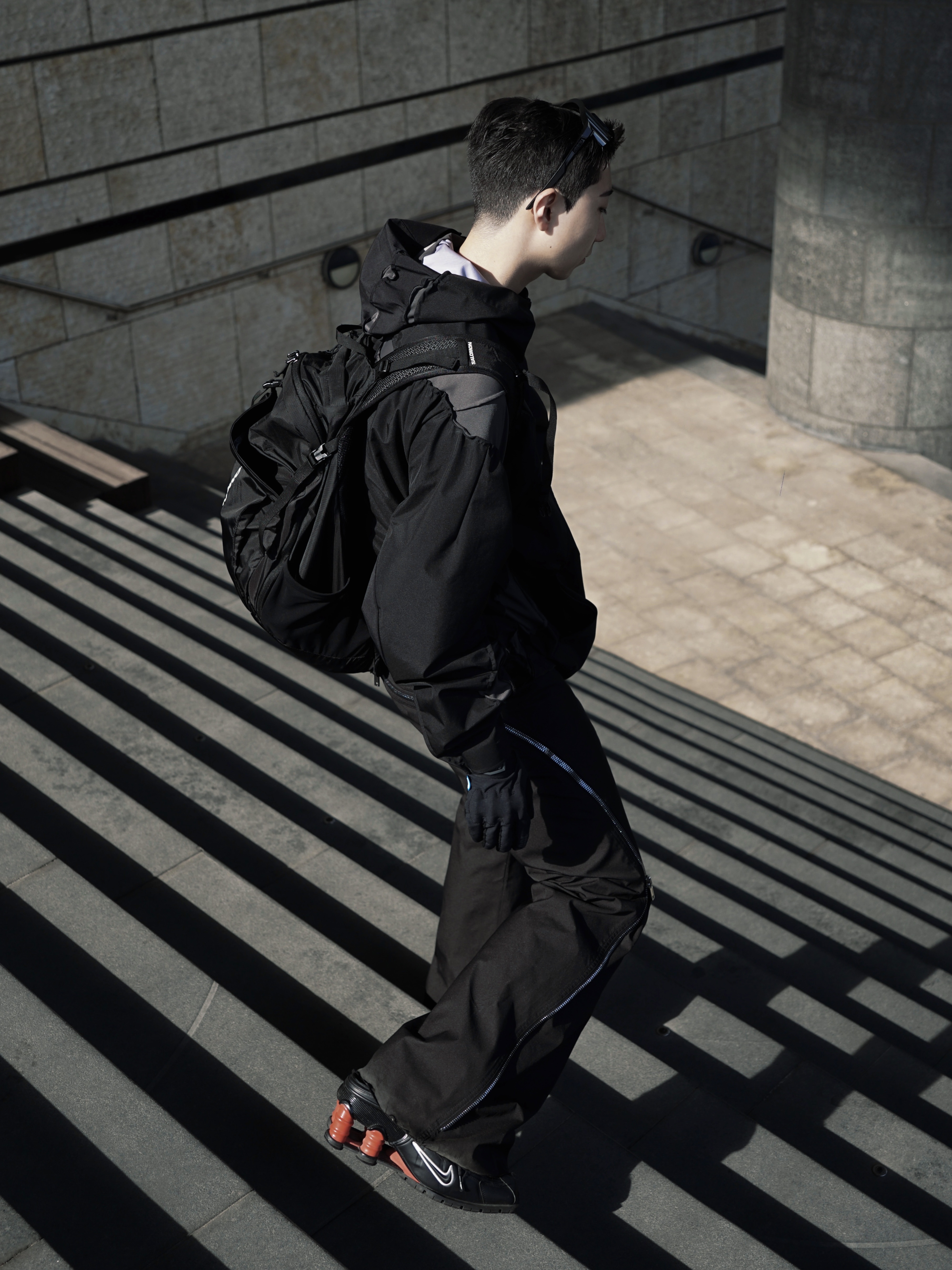 Nike x Martine Rose Shox MR4 Black 착용 스타일 - 4