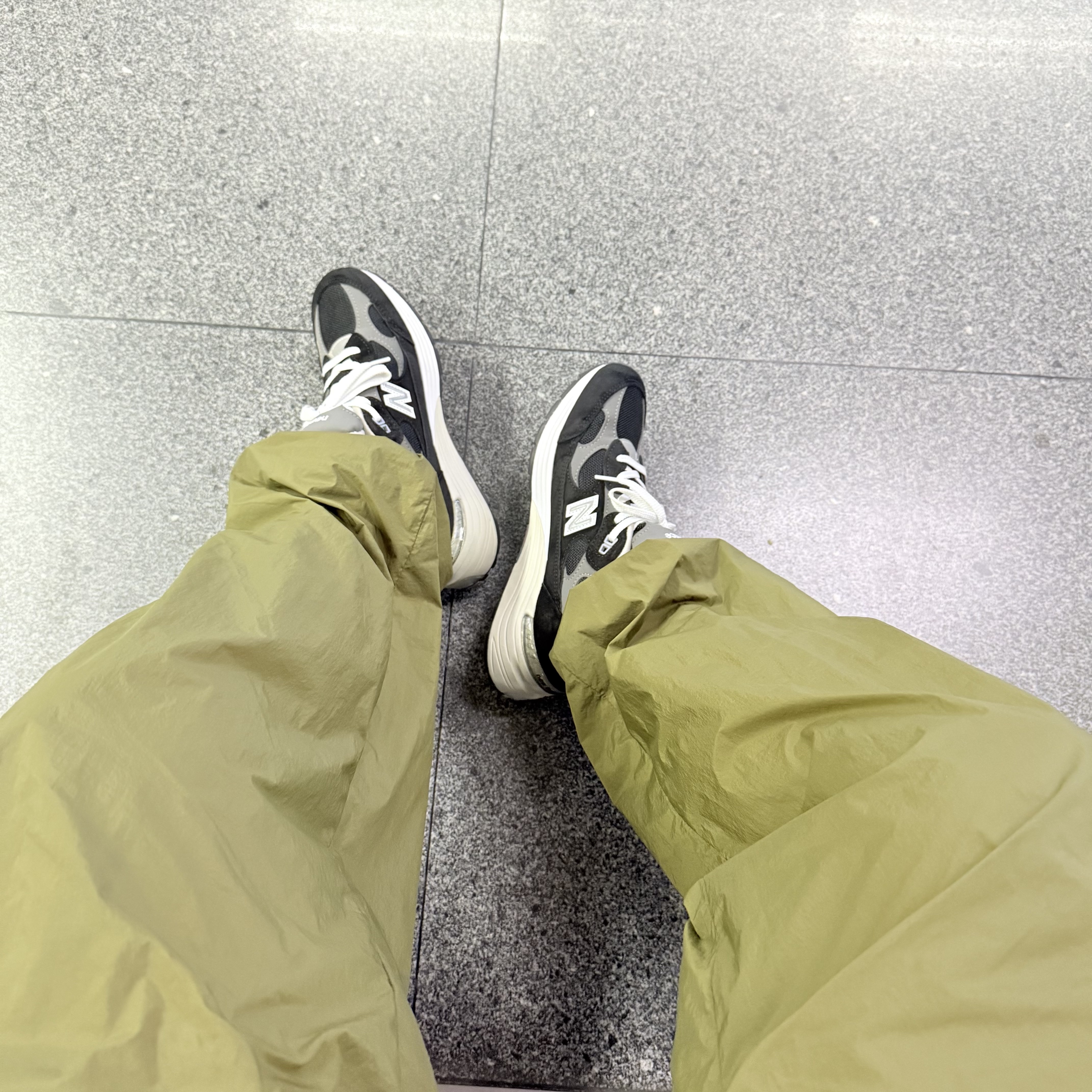 New Balance 992 Made in USA Core Black Grey 착용 스타일 - 1