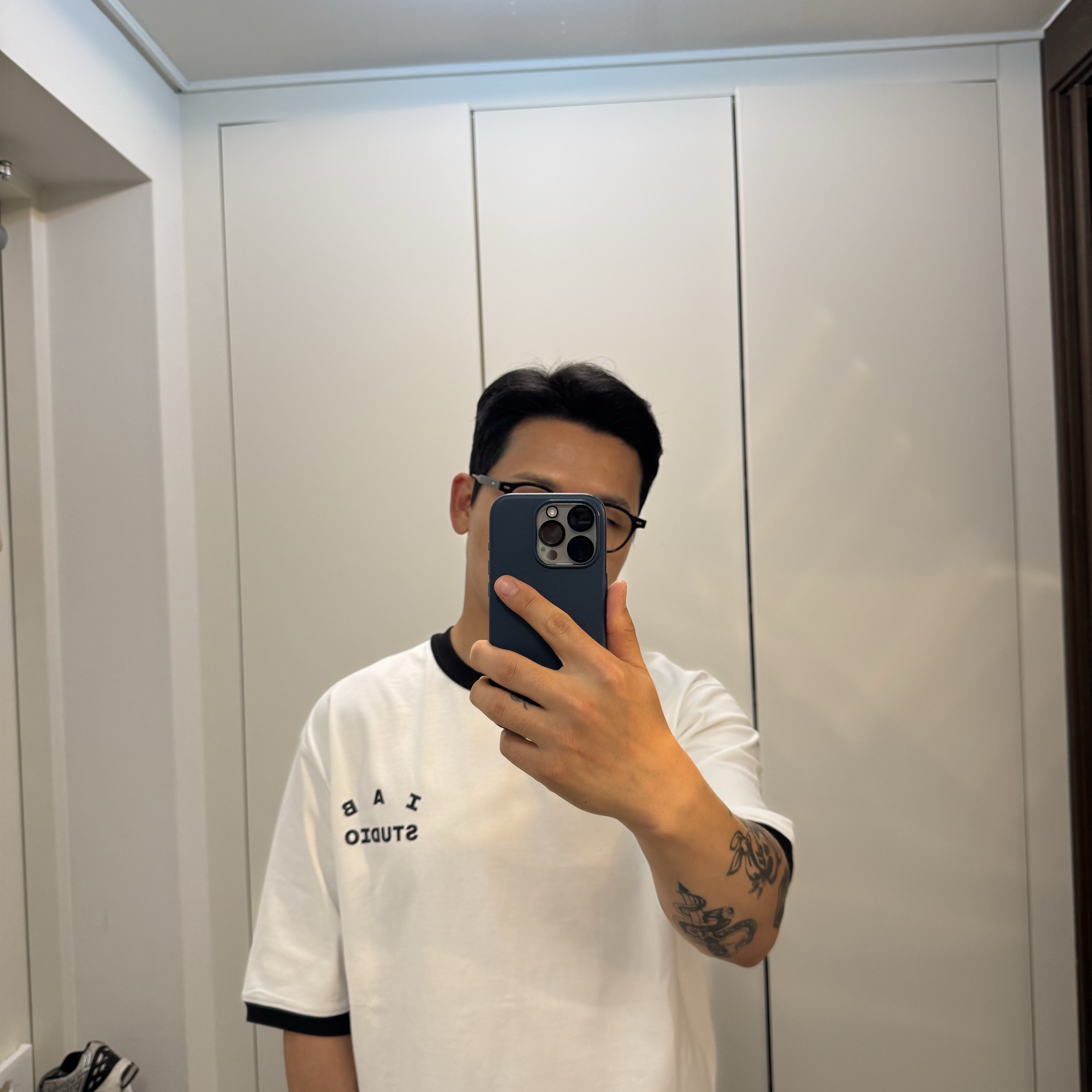 IAB Studio Established T-Shirt White Black 착용 스타일