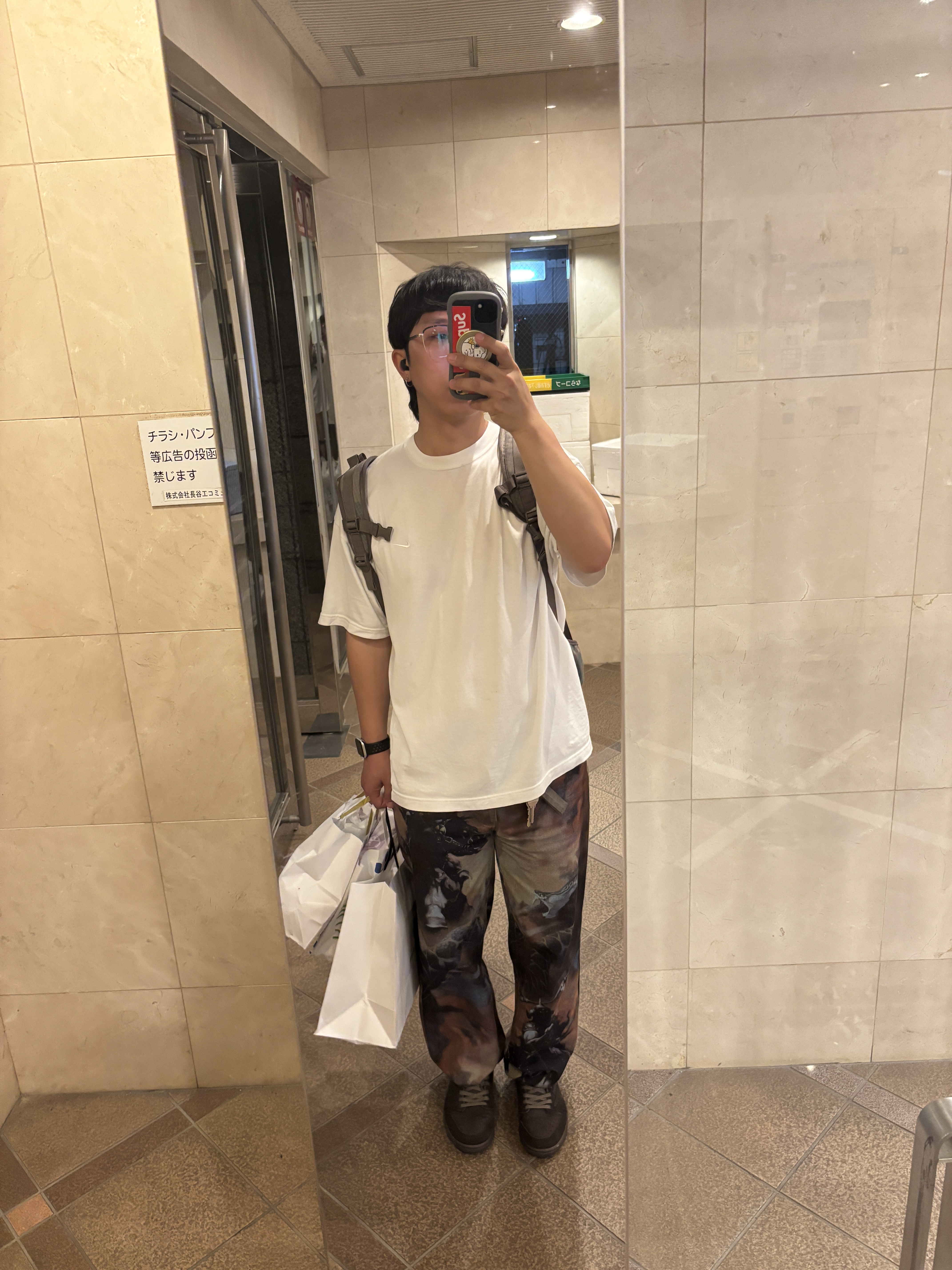 Supreme Frazetta Loose Fit Jean Multicolor - 24FW, Jordan 1 x Travis Scott Retro Low OG SP Velvet Brown and Dark Mocha 착용 스타일 - 1