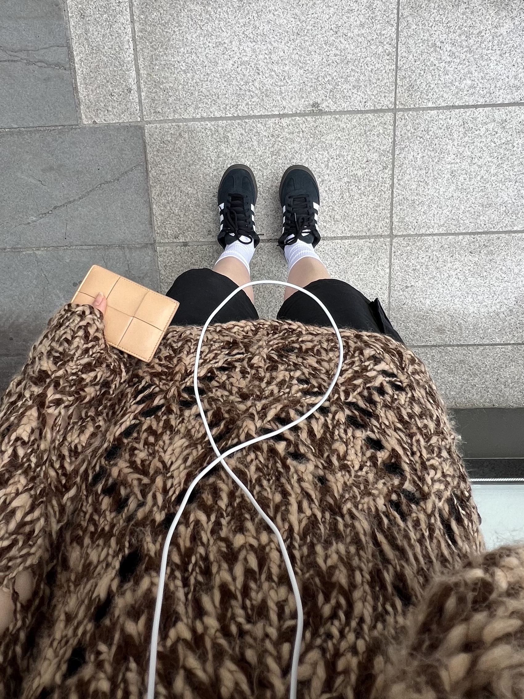 Adidas Samba OG Black White Gum, Bottega Veneta Credit Card Case Lambskin & Calfskin Porridge 착용 스타일