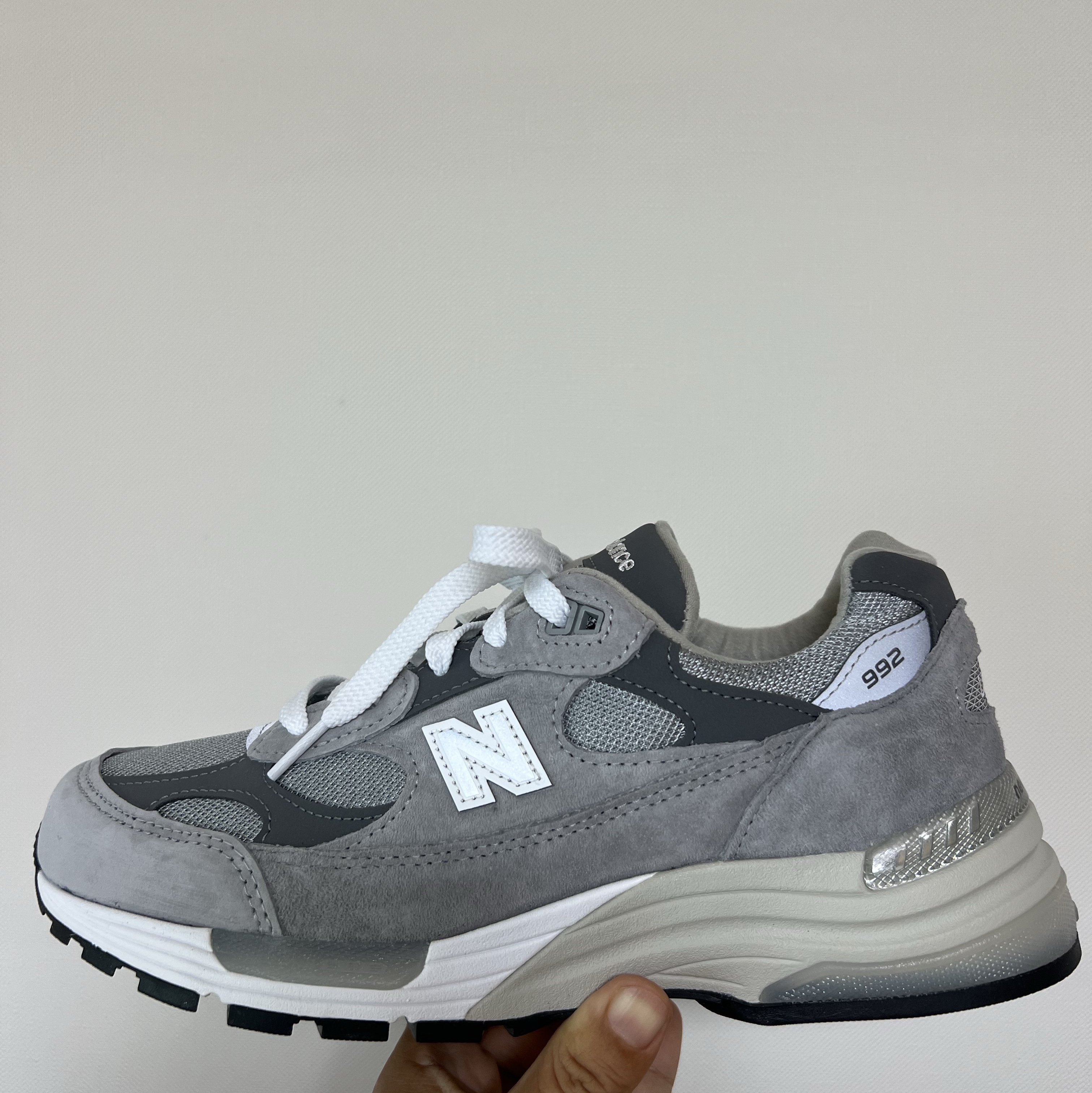 New Balance 992 Made in USA Core Grey Silver Metallic 착용 스타일 - 1