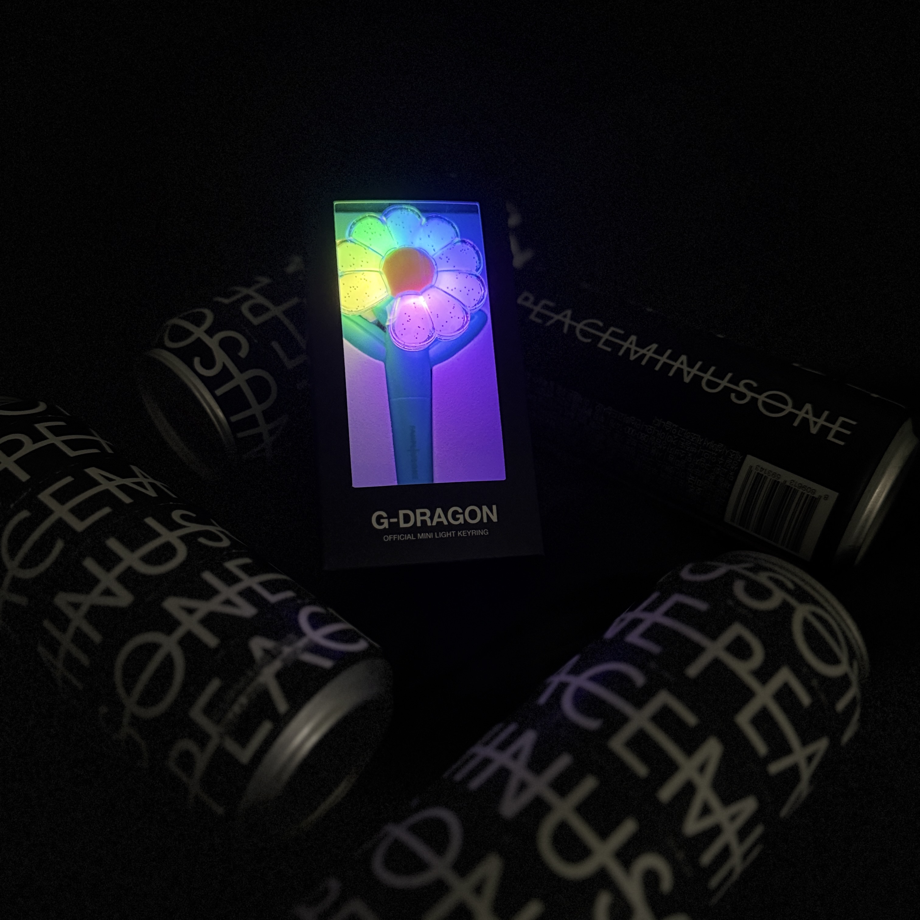 G-DRAGON Ubermensch Official Mini Light Keyring Mint 착용 스타일 - 3