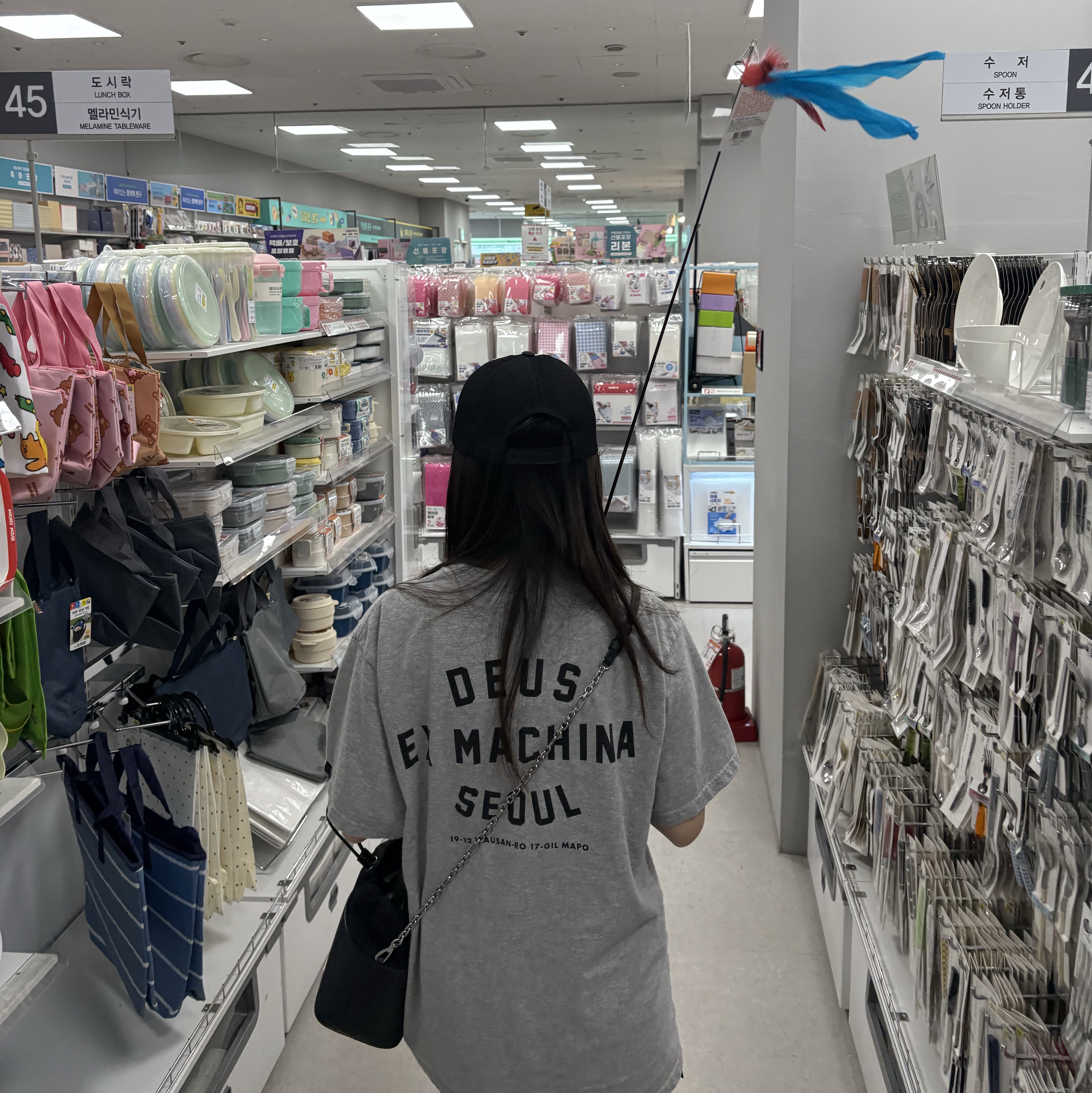 Deus Ex Machina Seoul College T-Shirt Grey Marle, Maison Margiela 5AC Bucket Bag Black 착용 스타일 - 2