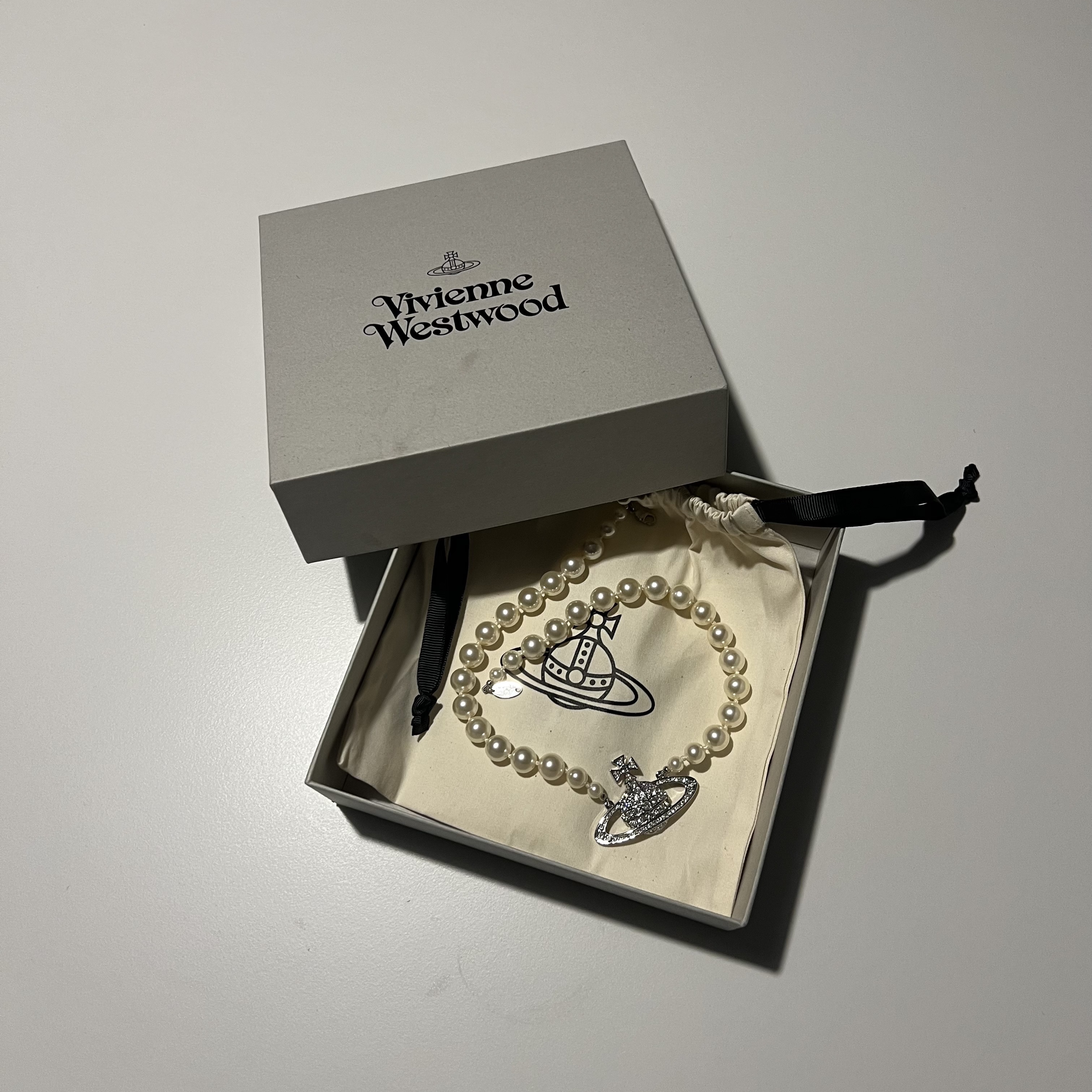 Vivienne Westwood One Row Pearl Bas Relief Choker Silver 착용 스타일 - 1