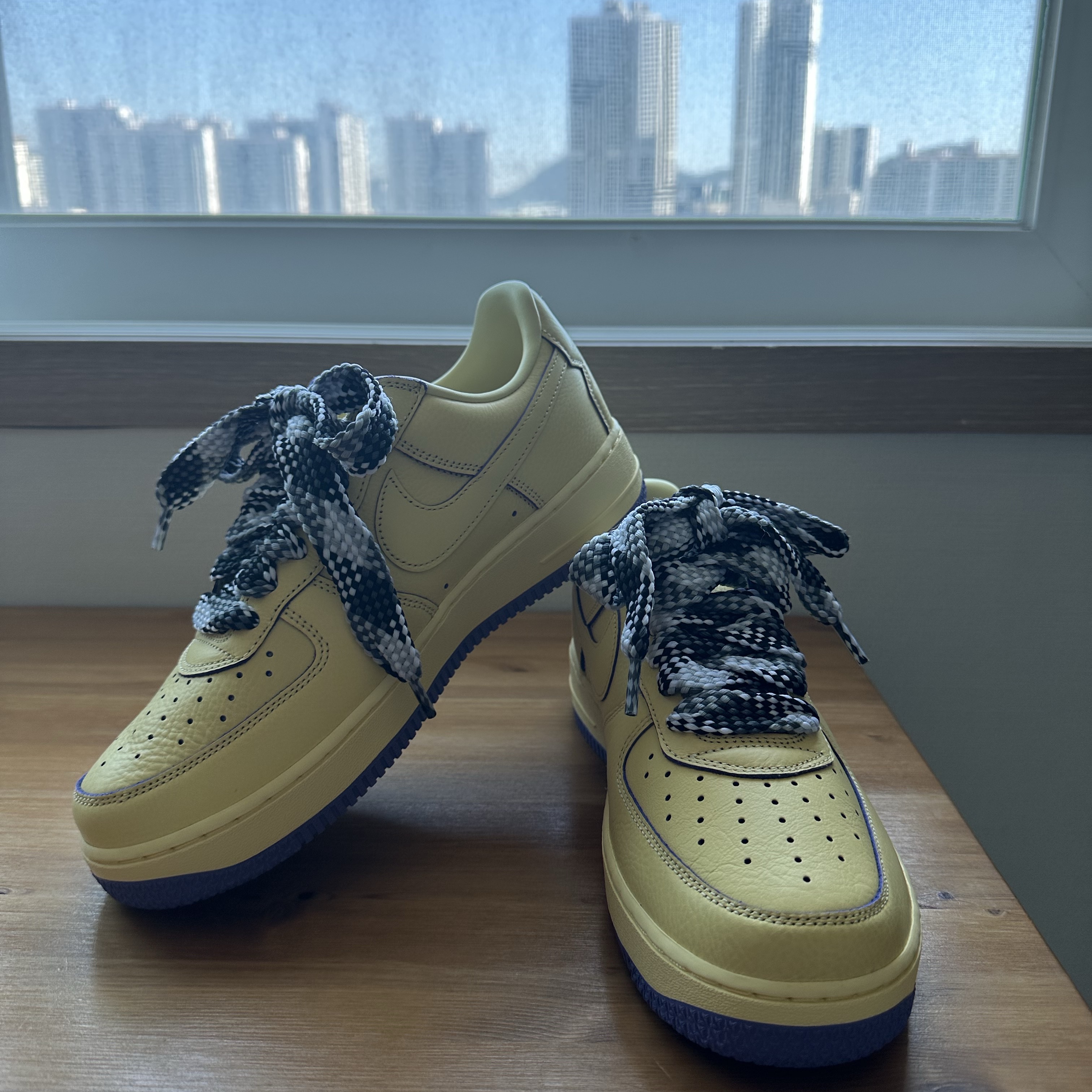 Nike Air Force 1 Low Protro Soft Yellow 착용 스타일 - 1