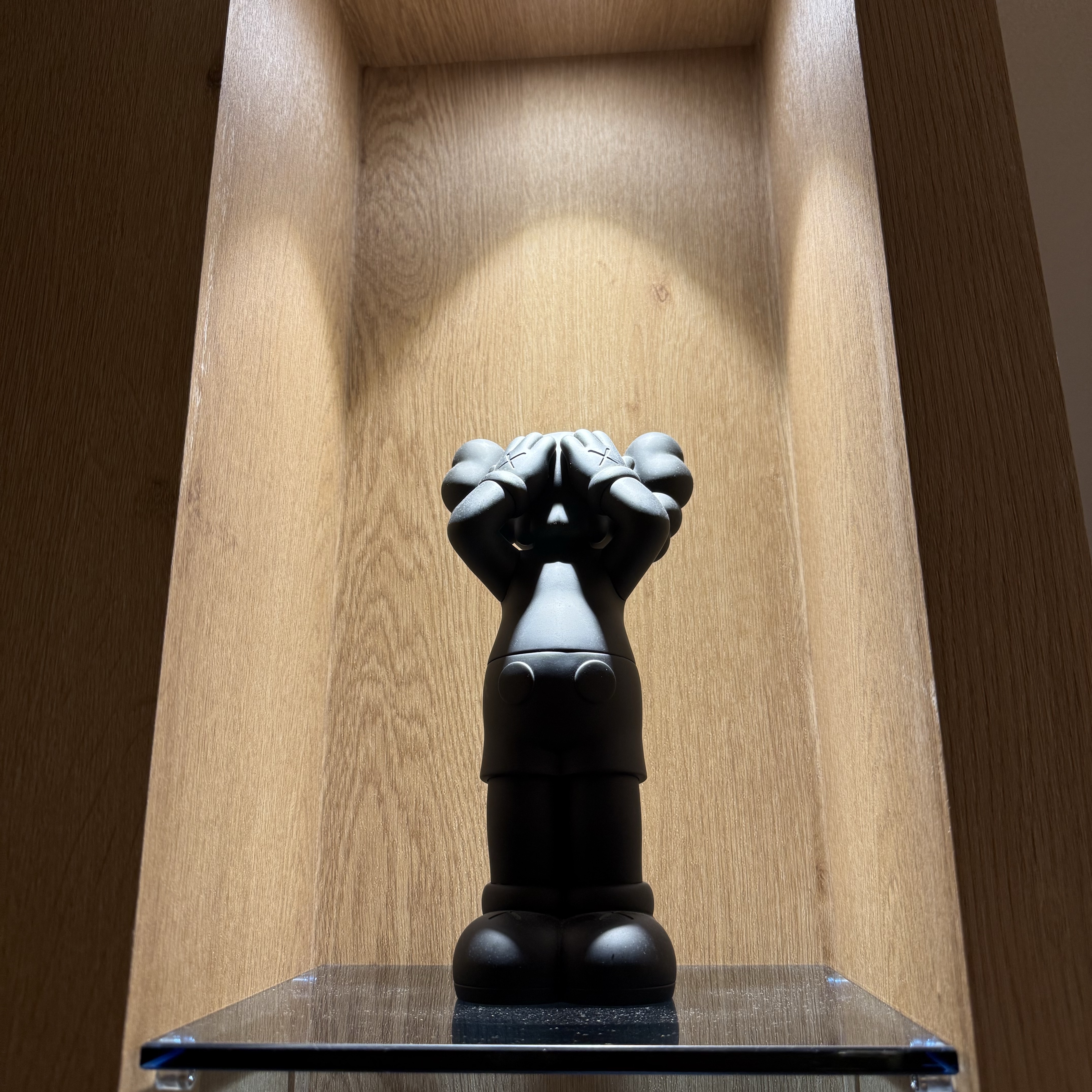 Kaws Holiday UK Vinyl Figure Black 착용 스타일