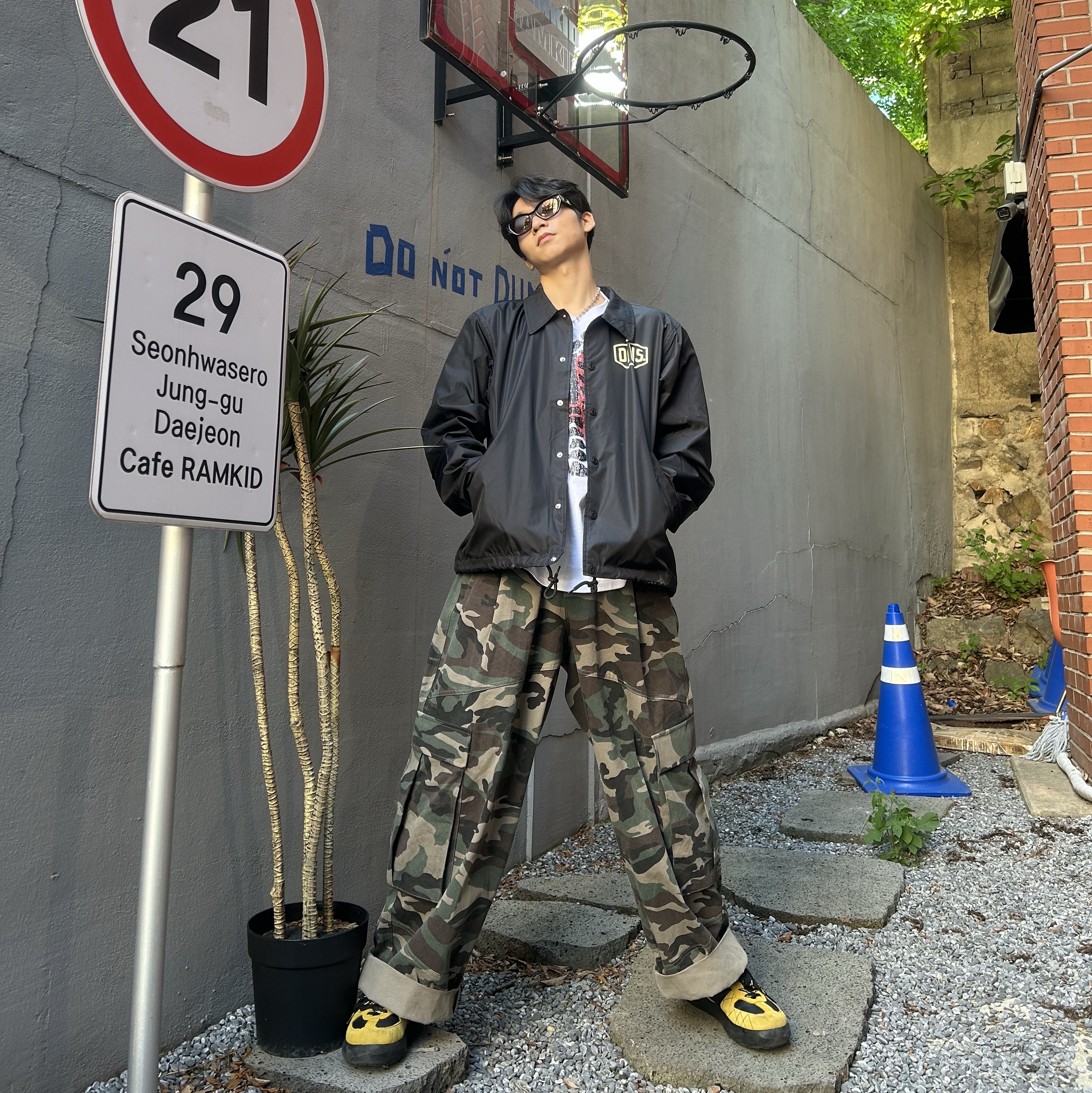 Undermycar Mu.51 Anti Fxxking Logo Play Big Cargo Camo Pants Camo Khaki, Deus Ex Machina Seoul Coach Jacket Black 착용 스타일 - 1