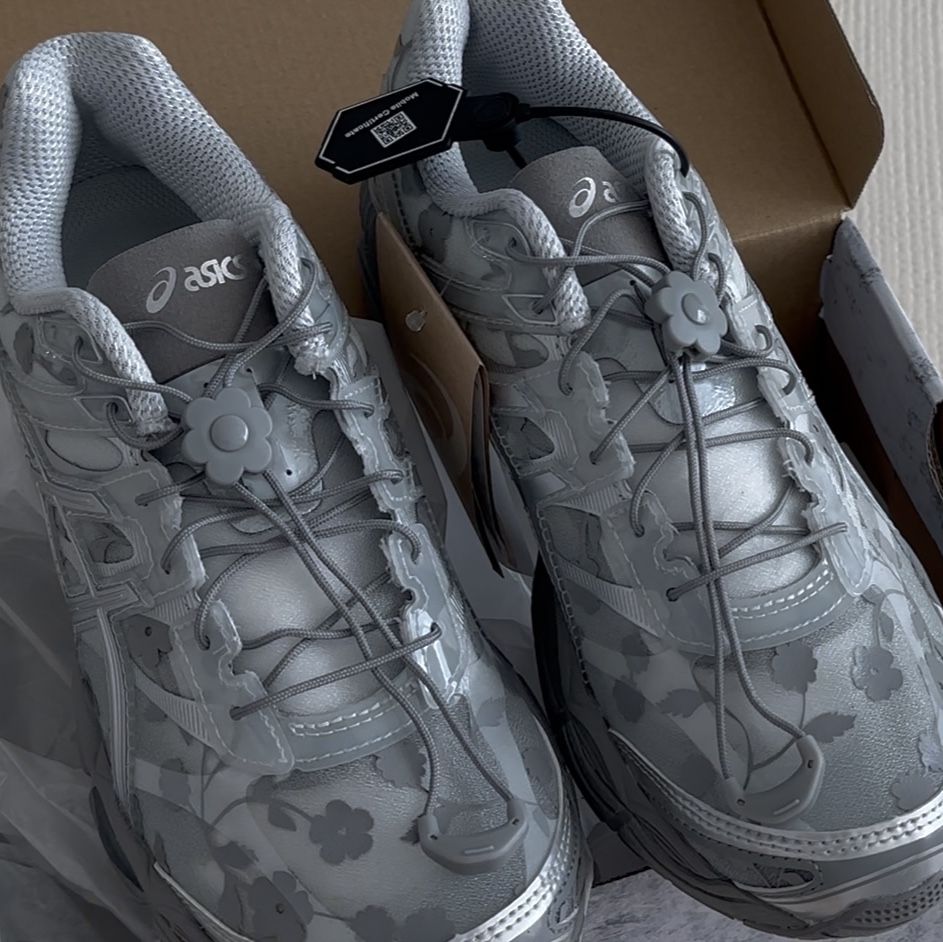 Asics x Cecilie Bahnsen Gel-Cumulus 16 Gray 착용 스타일 - 4