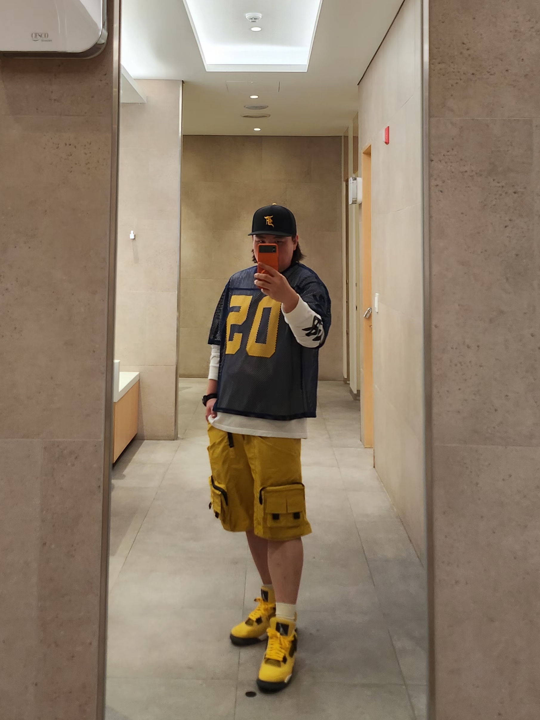 Essentials x New Era Classic Collection 59FIFTY Fitted Cap Pittsburgh Pirates, Jordan 4 Retro Tour Yellow 착용 스타일 - 6