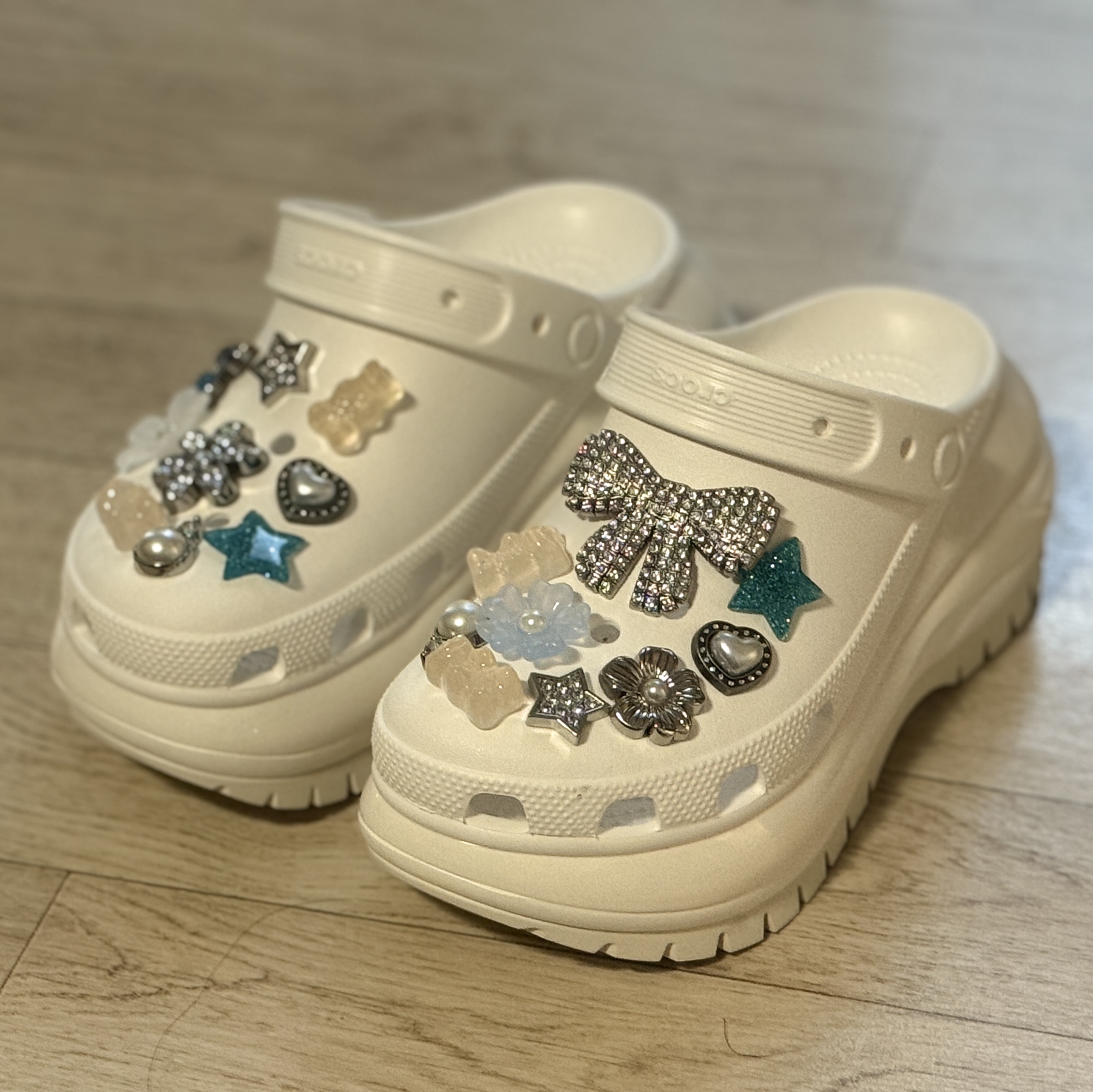 (W) Crocs Classic Mega Crush Clog White 착용 스타일