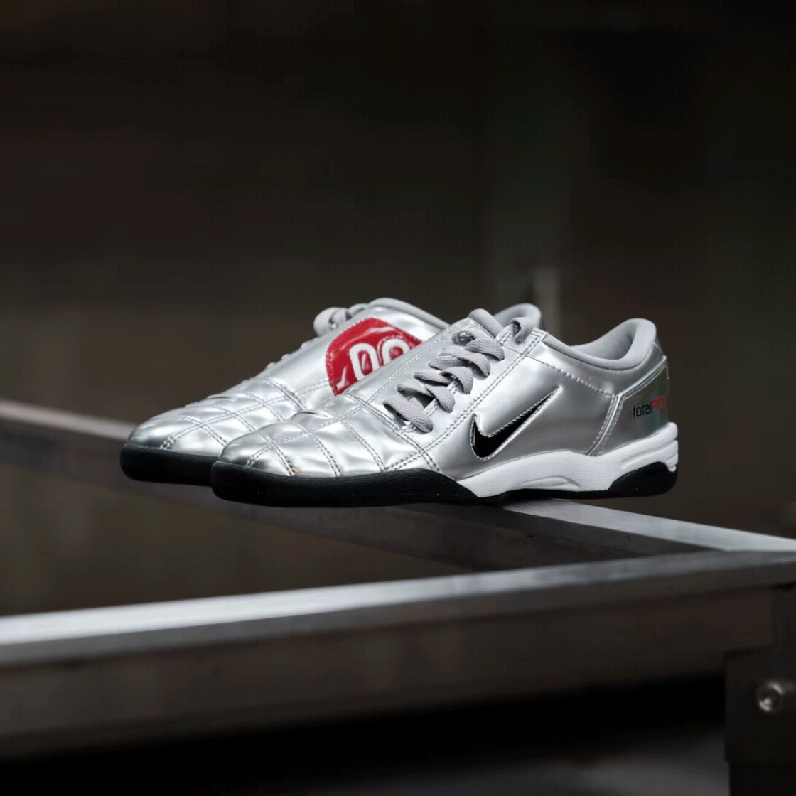 Nike Total 90 III SP Metallic Silver and Black 착용 스타일
