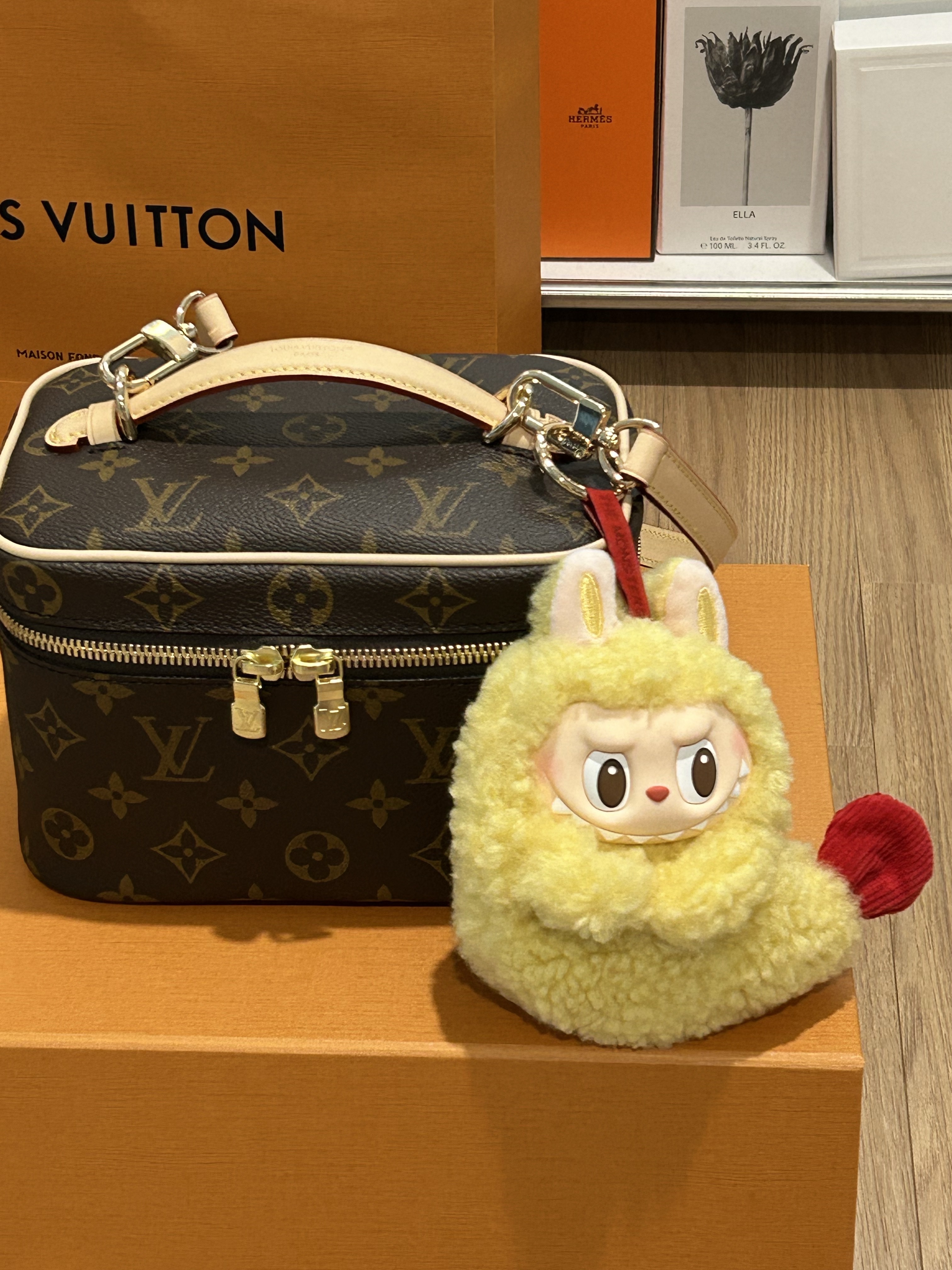 Pop Mart Labubu The Monsters Wacky Mart Series Earphone Case, Louis Vuitton Nice Mini Toiletry Pouch Monogram 착용 스타일 - 1