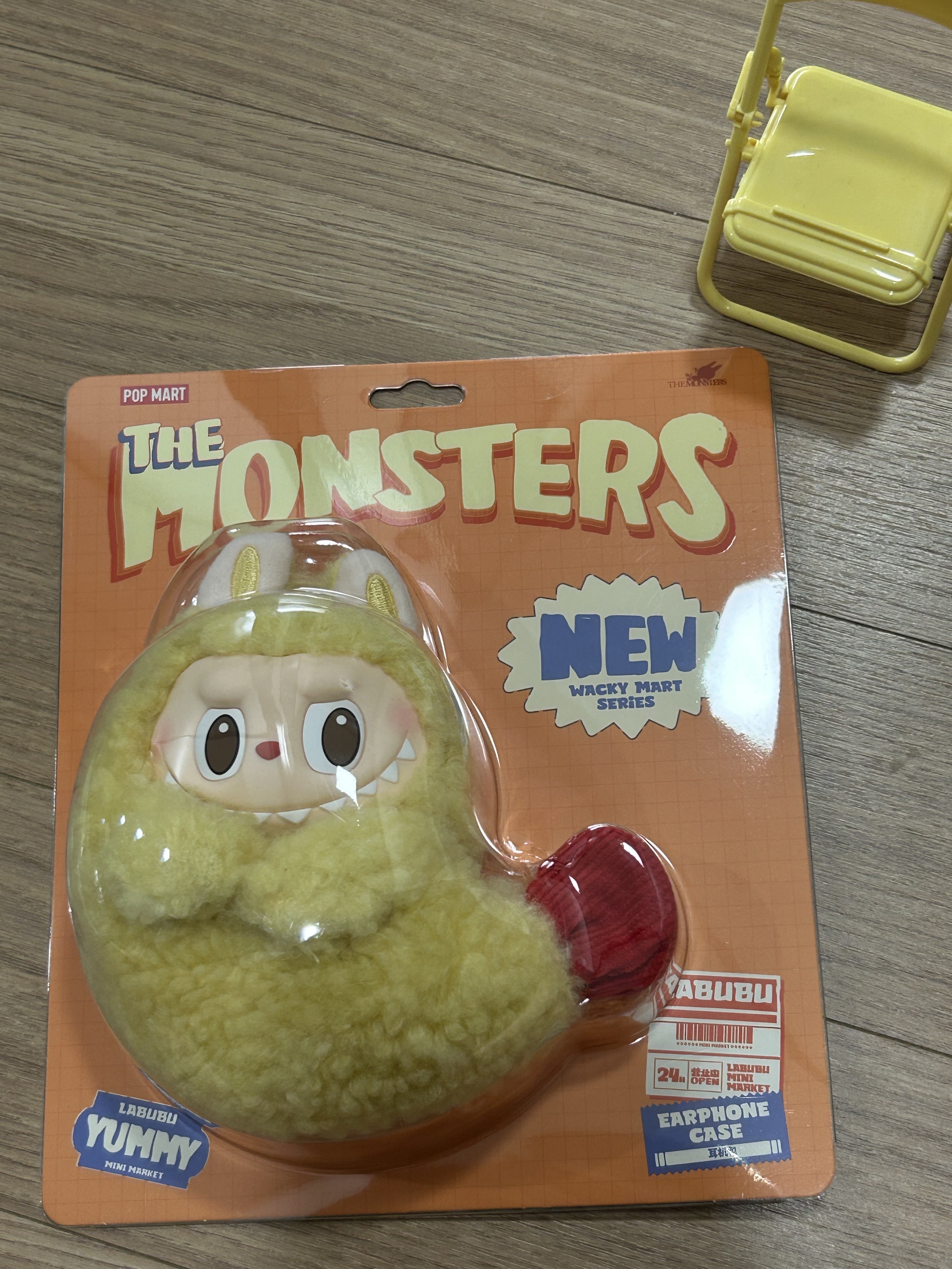 Pop Mart Labubu The Monsters Wacky Mart Series Earphone Case, Louis Vuitton Nice Mini Toiletry Pouch Monogram 착용 스타일 - 4