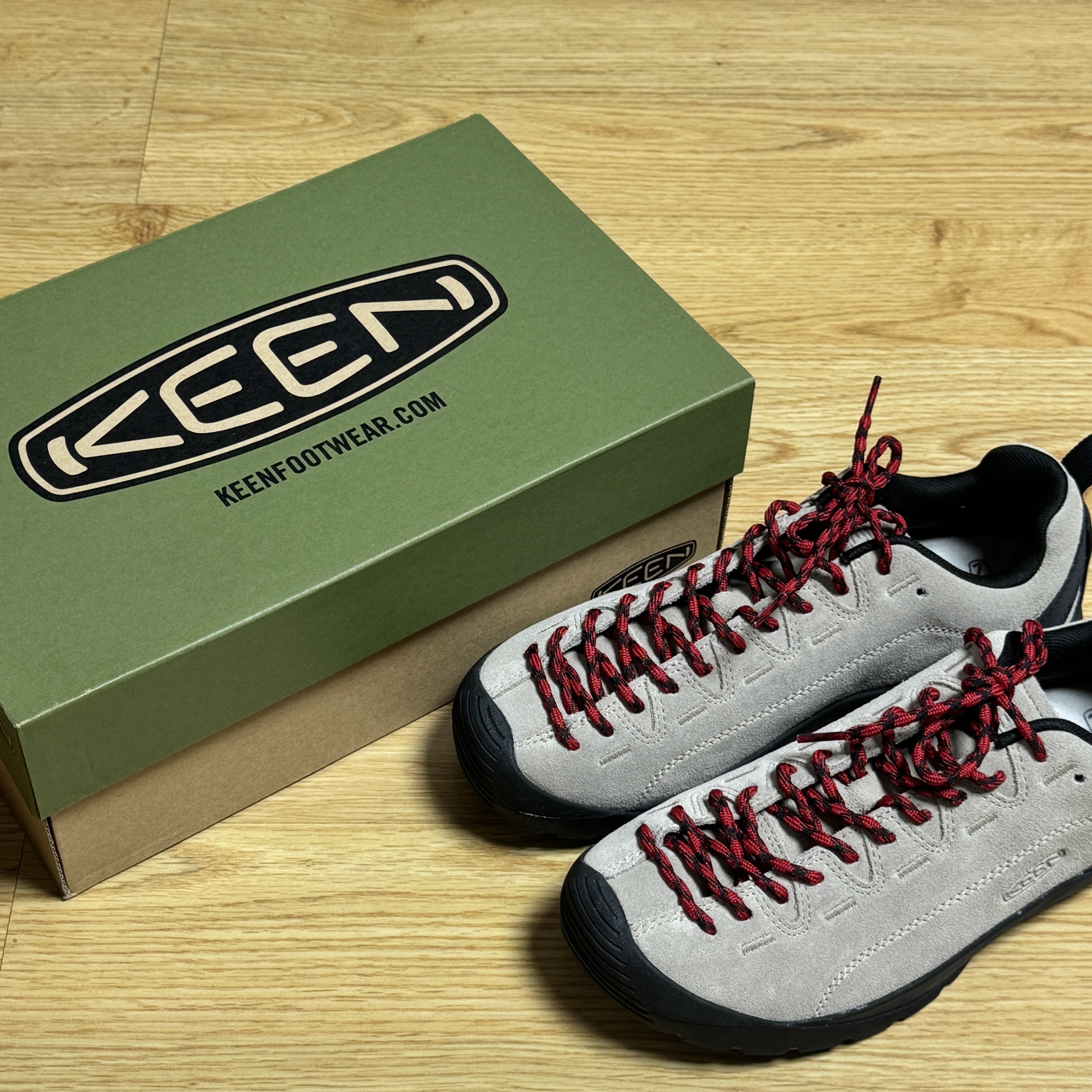 (W) Keen Jasper Suede Sneakers Silver Mink 착용 스타일