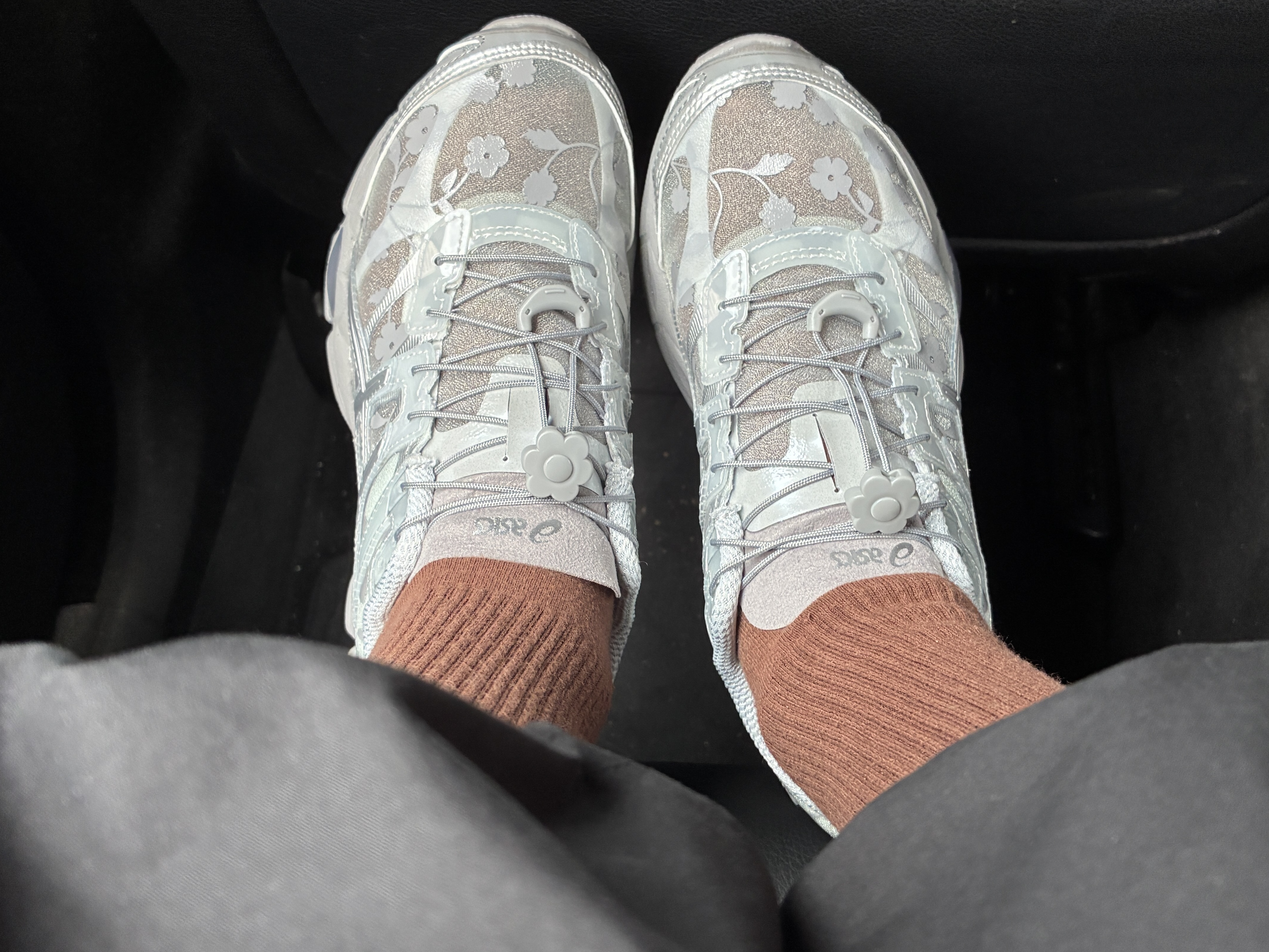 Asics x Cecilie Bahnsen Gel-Cumulus 16 Gray 착용 스타일