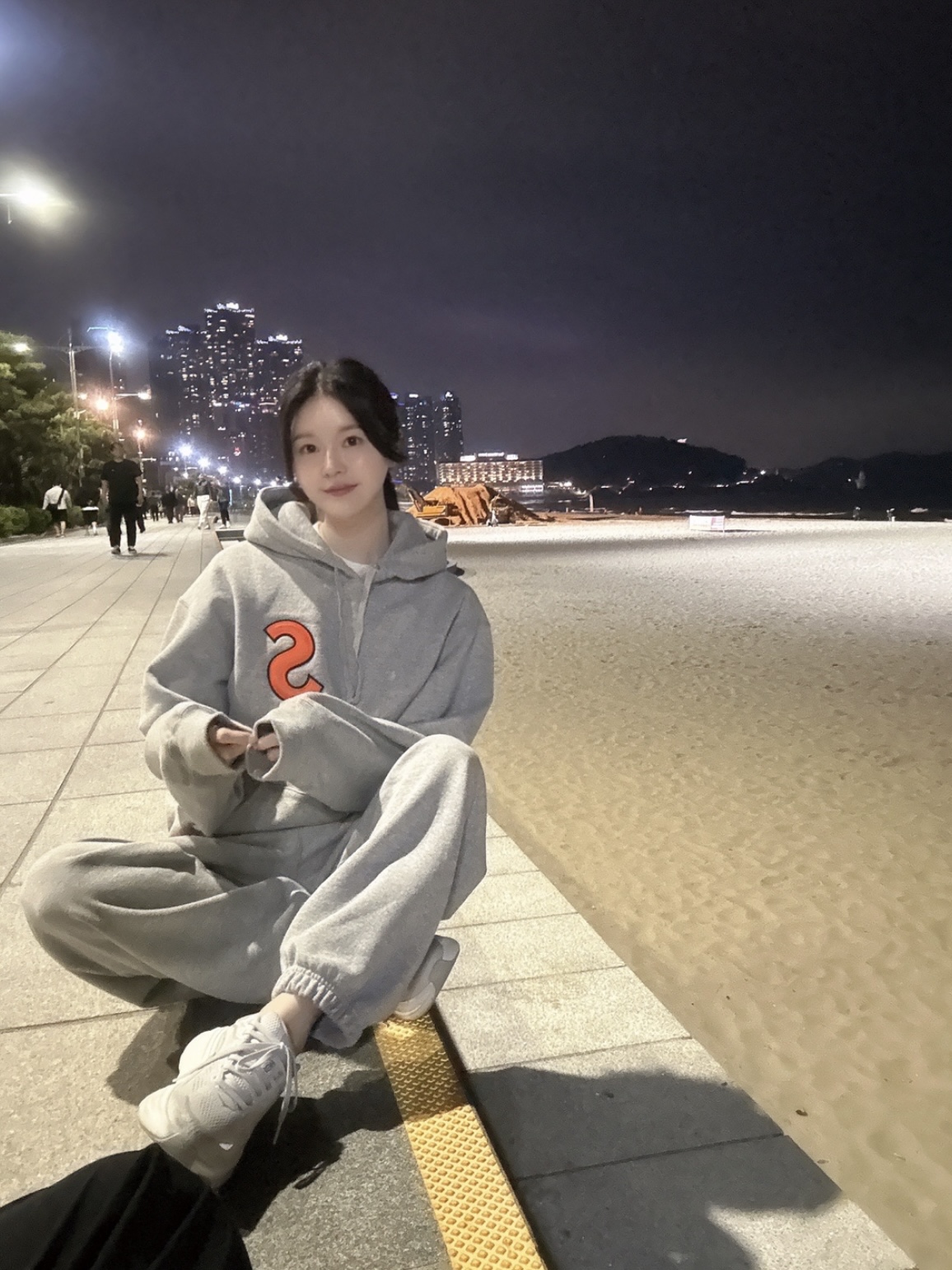 Supreme S Logo Hooded Sweatshirt Heather Grey - 25SS, Supreme S Logo Sweatpant Heather Grey - 25SS 착용 스타일 - 5