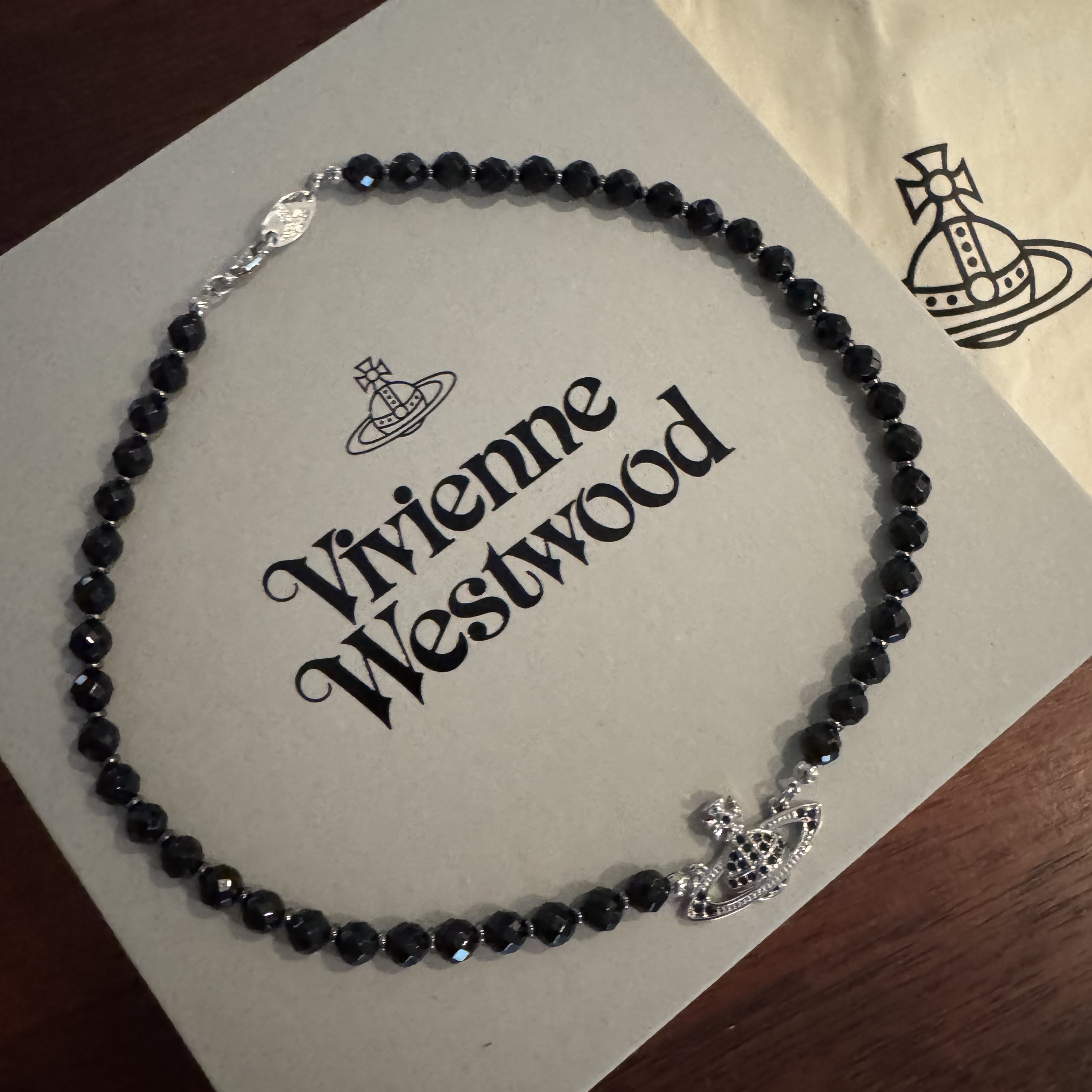 Vivienne Westwood Messaline Choker Silver Black 착용 스타일