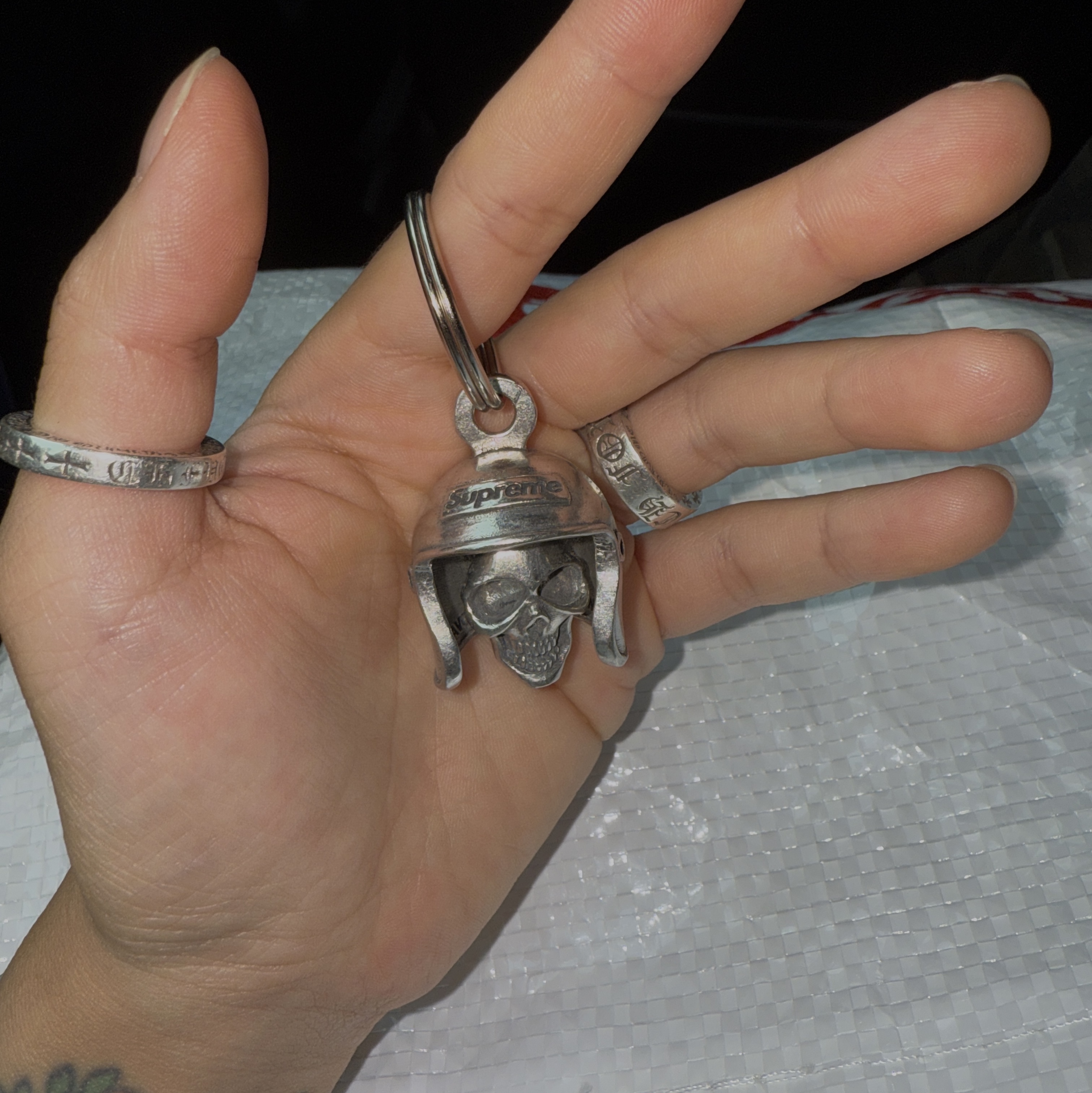 Supreme Skull Bell Keychain Silver - 25SS 착용 스타일