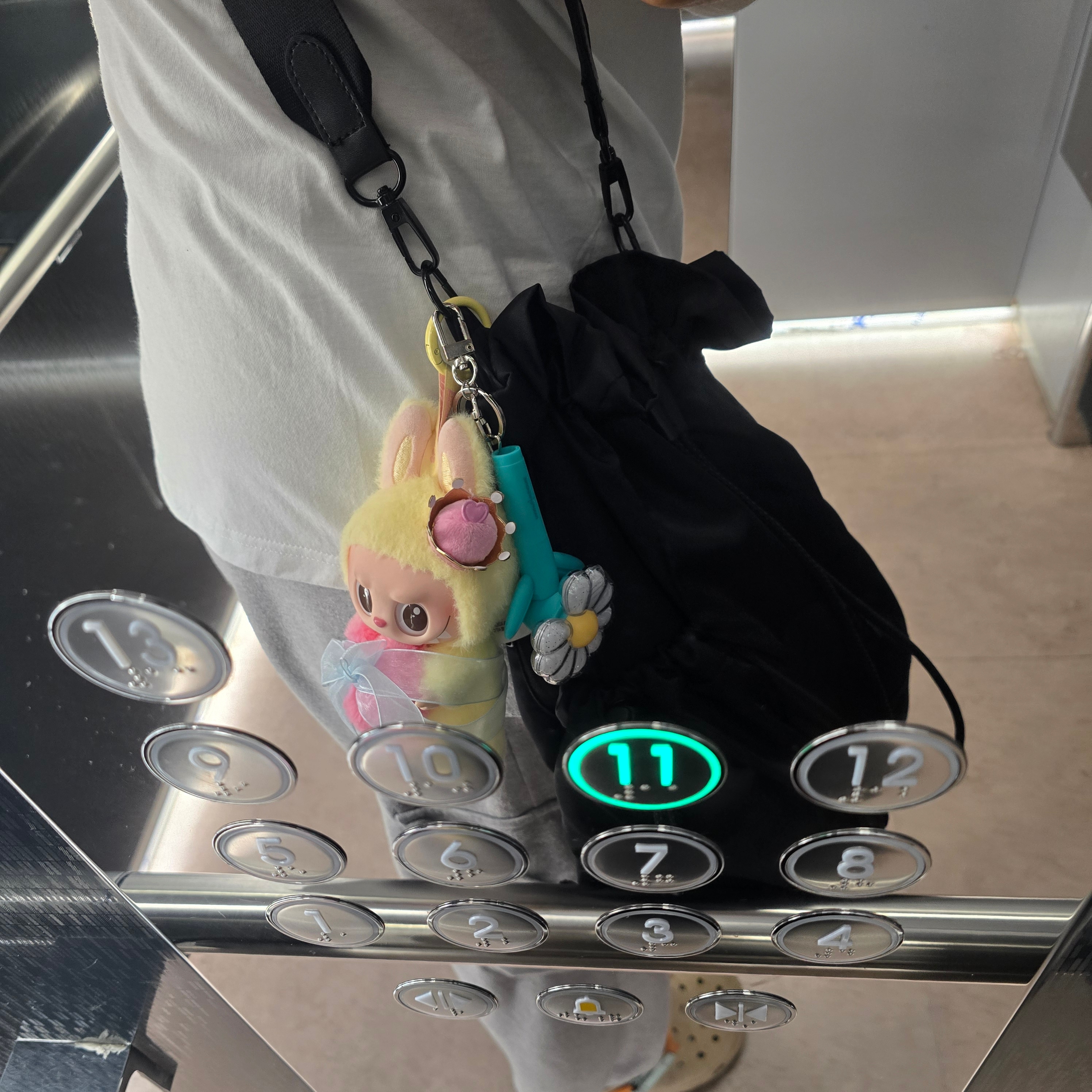 Pop Mart The Monsters Checkmate Series Plush Keyring 착용 스타일