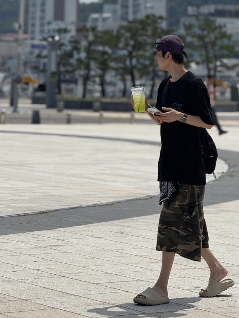 Adidas Yeezy Slide Bone 2022/2023, SLOW RECORD HOUSE Carpenter Bermuda Wide Camo Pants Vintage Green 착용 스타일 - 3