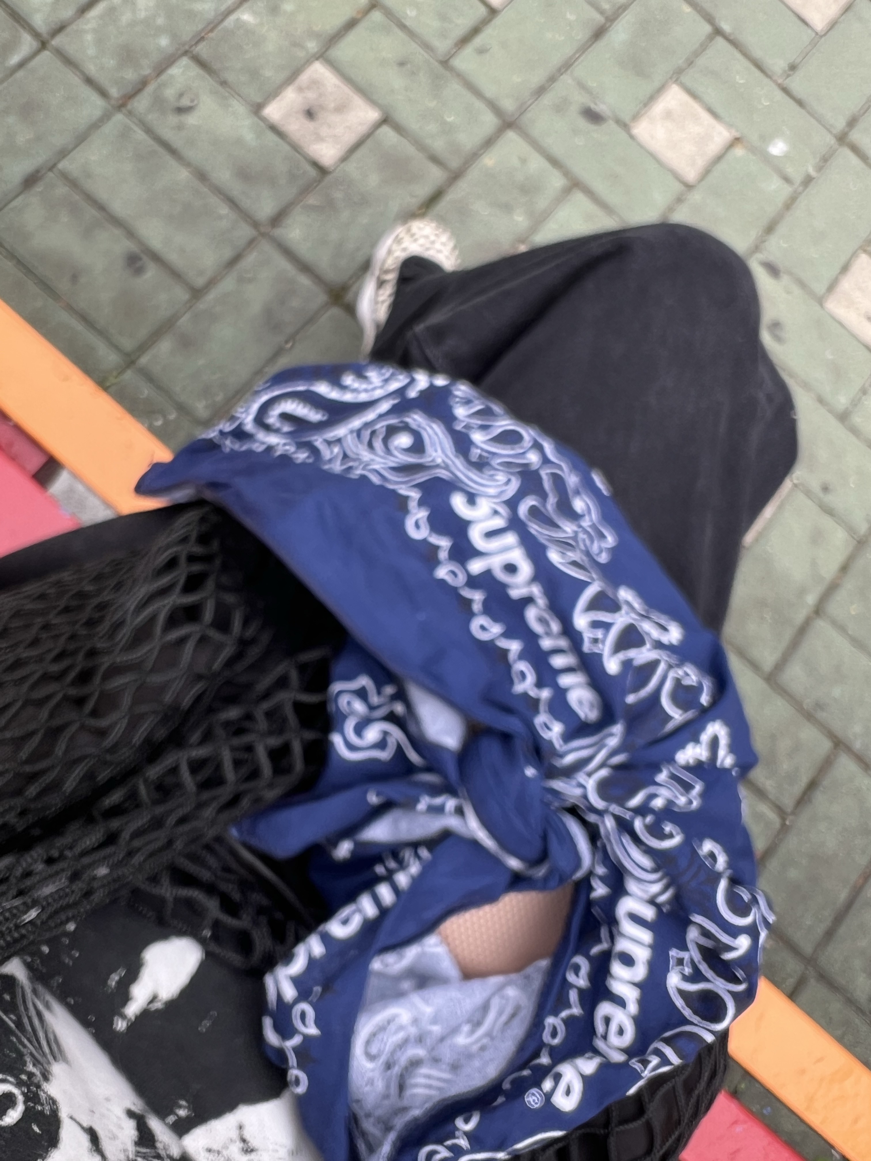 Supreme Hav-A-Hank Bandanas Multicolor (Set of 3) - 24SS, Supreme Baggy Jean Black - 25SS 착용 스타일 - 1