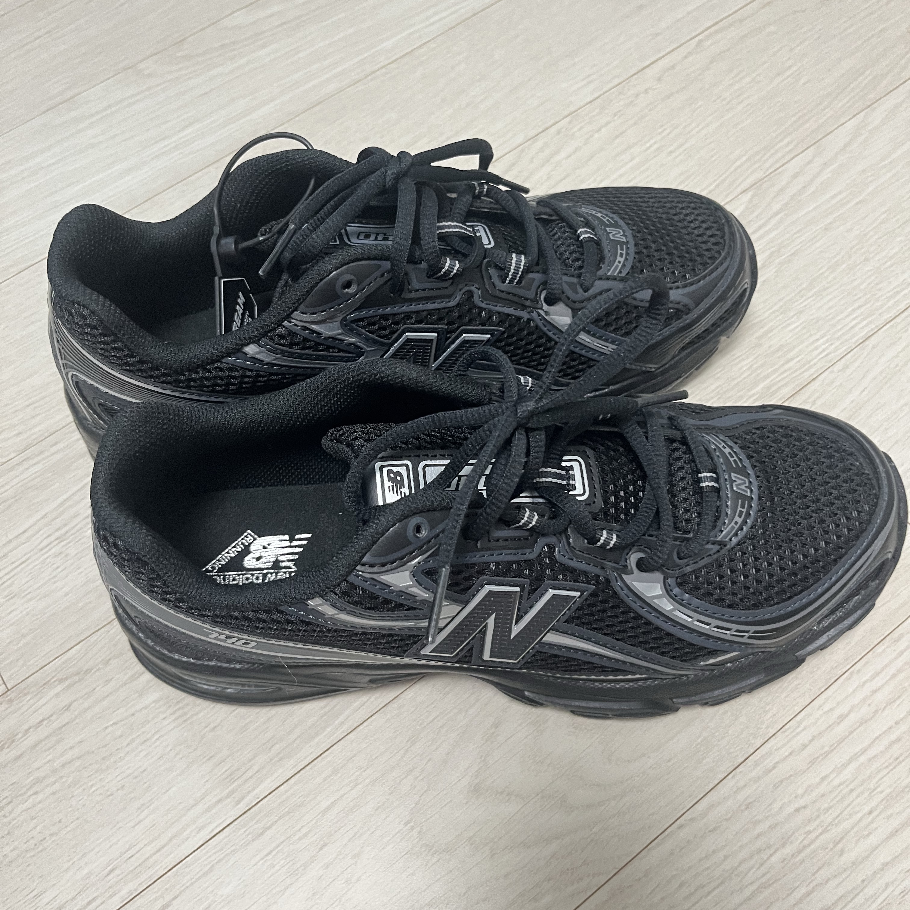 New Balance 740v2 Black Silver Metallic 착용 스타일 - 1