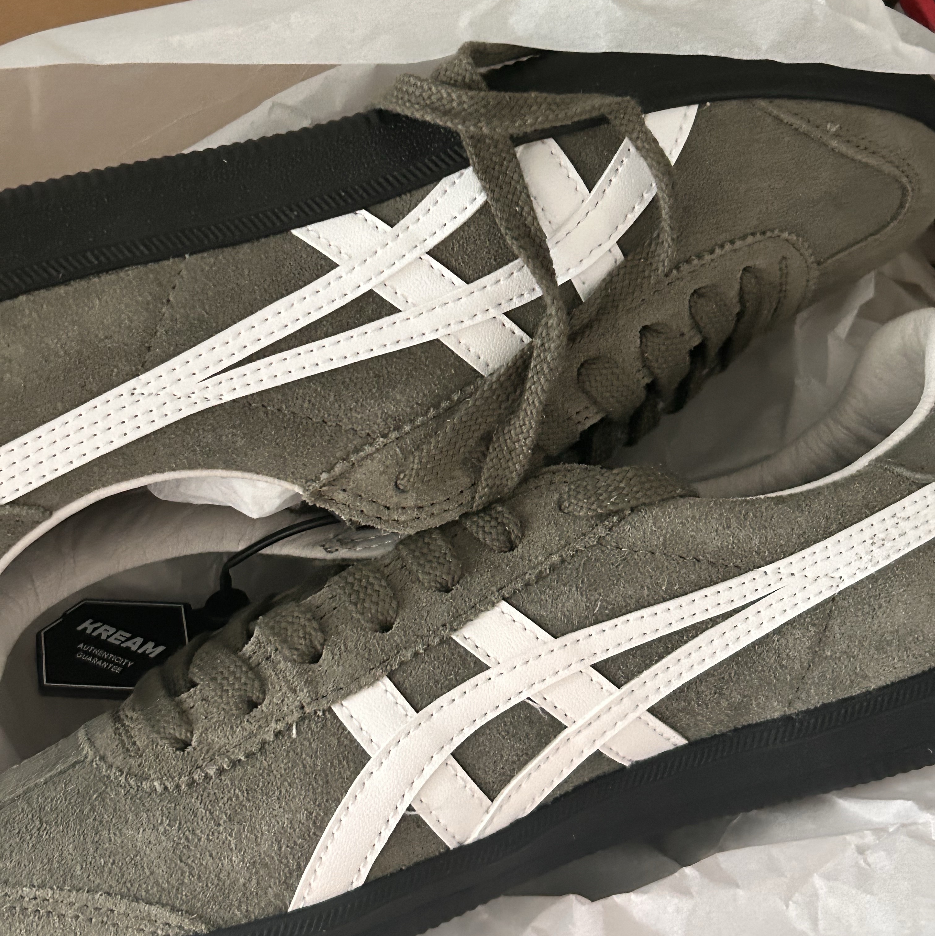 Onitsuka Tiger Tokuten Burnt Green, Casio AQ-230A-3AMQ 착용 스타일 - 3
