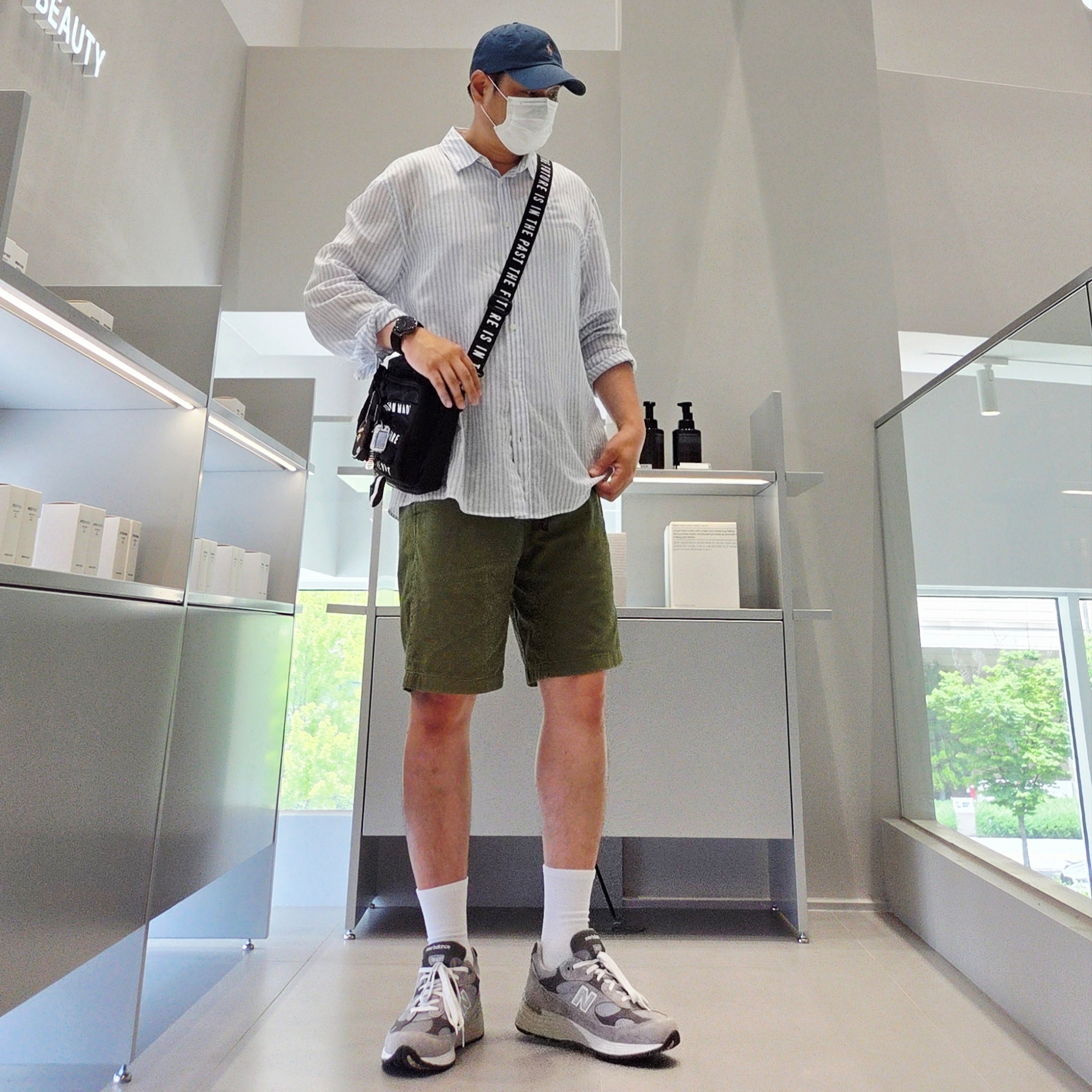 BAPE Ape Head Keychain (Synthetic Rubber), New Balance 992 Made in USA Core Grey Silver Metallic 착용 스타일 - 3