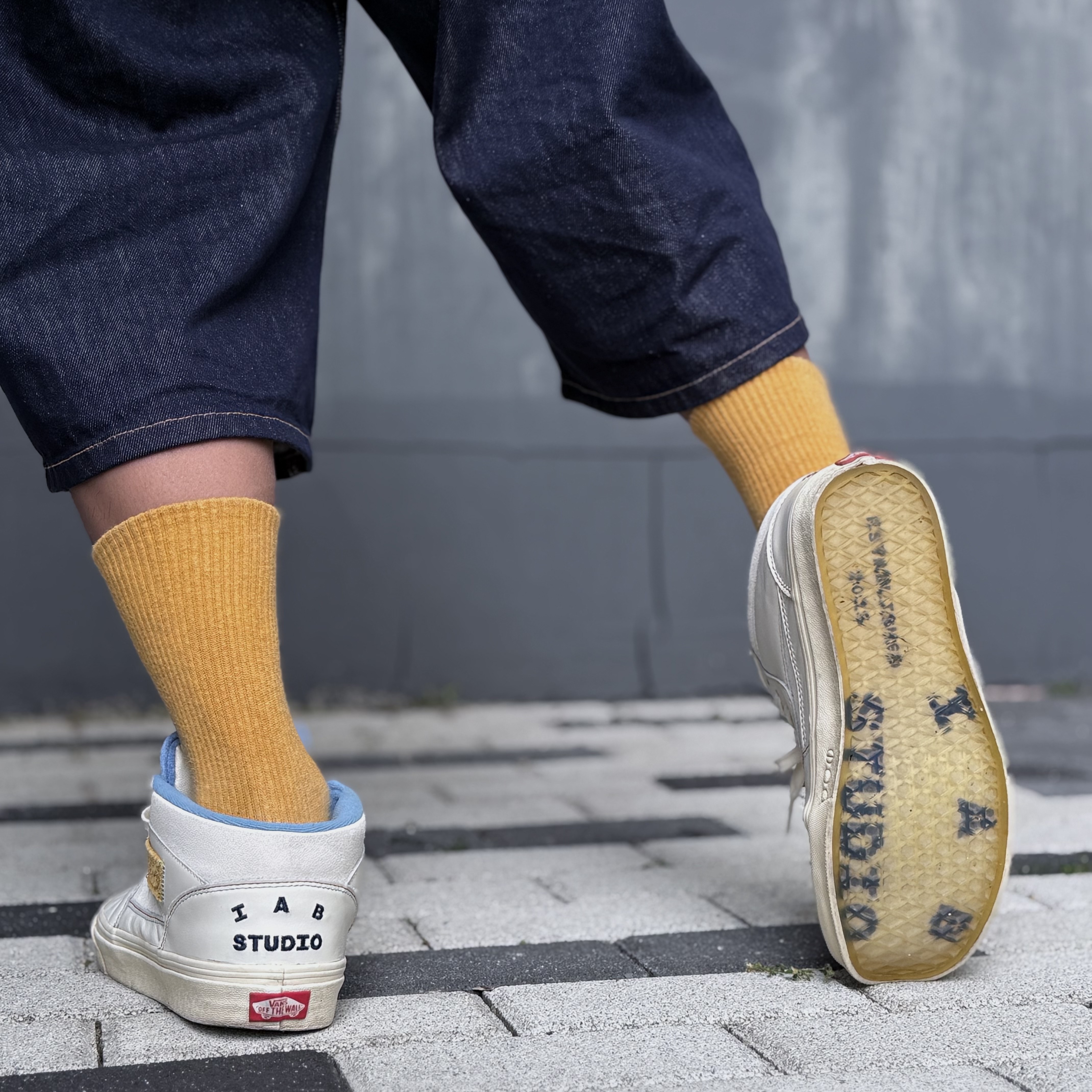 Vans x IAB Studio Half Cab Marshmallow Antique White 착용 스타일 - 3