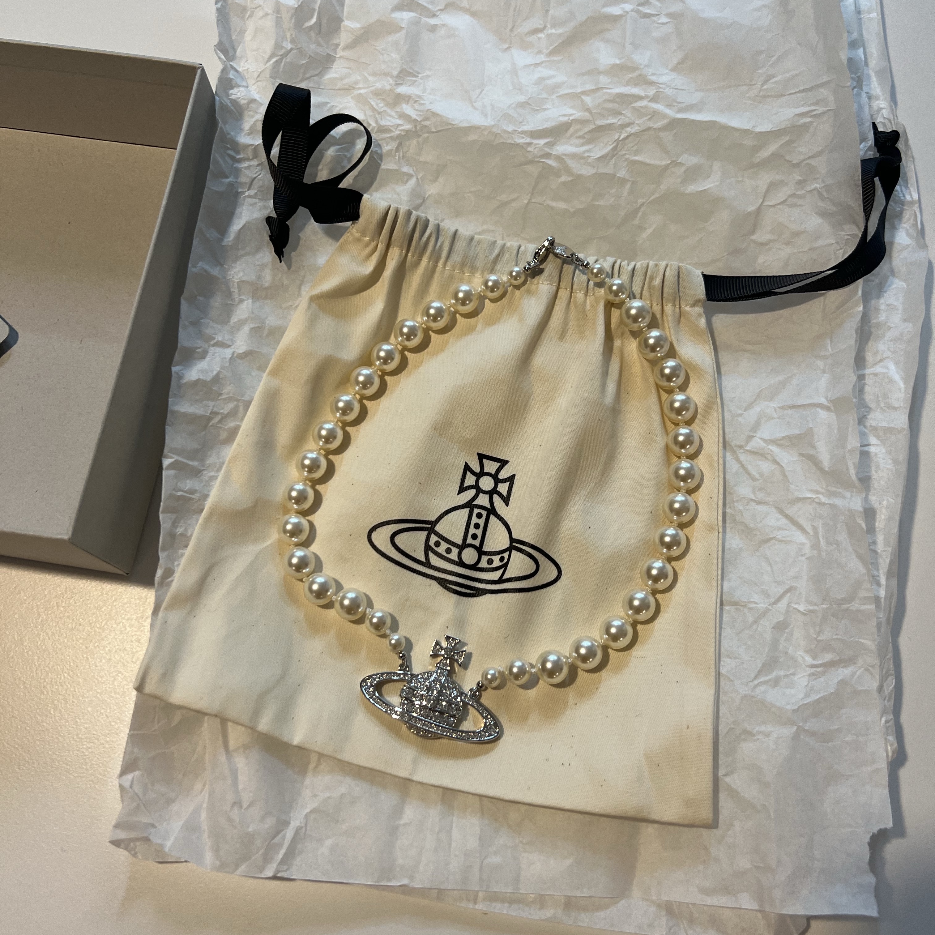 Vivienne Westwood One Row Pearl Bas Relief Choker Silver 착용 스타일 - 2