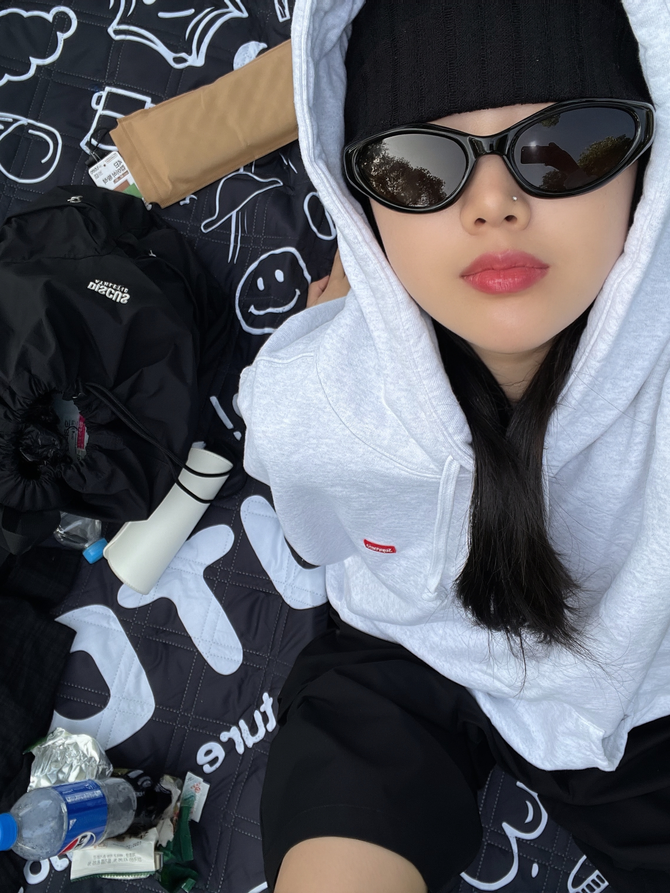 Supreme Small Box Hooded Sweatshirt Ash Grey - 24FW, Nonnod Alpine Carpenter Shorts Matt Black 착용 스타일 - 3