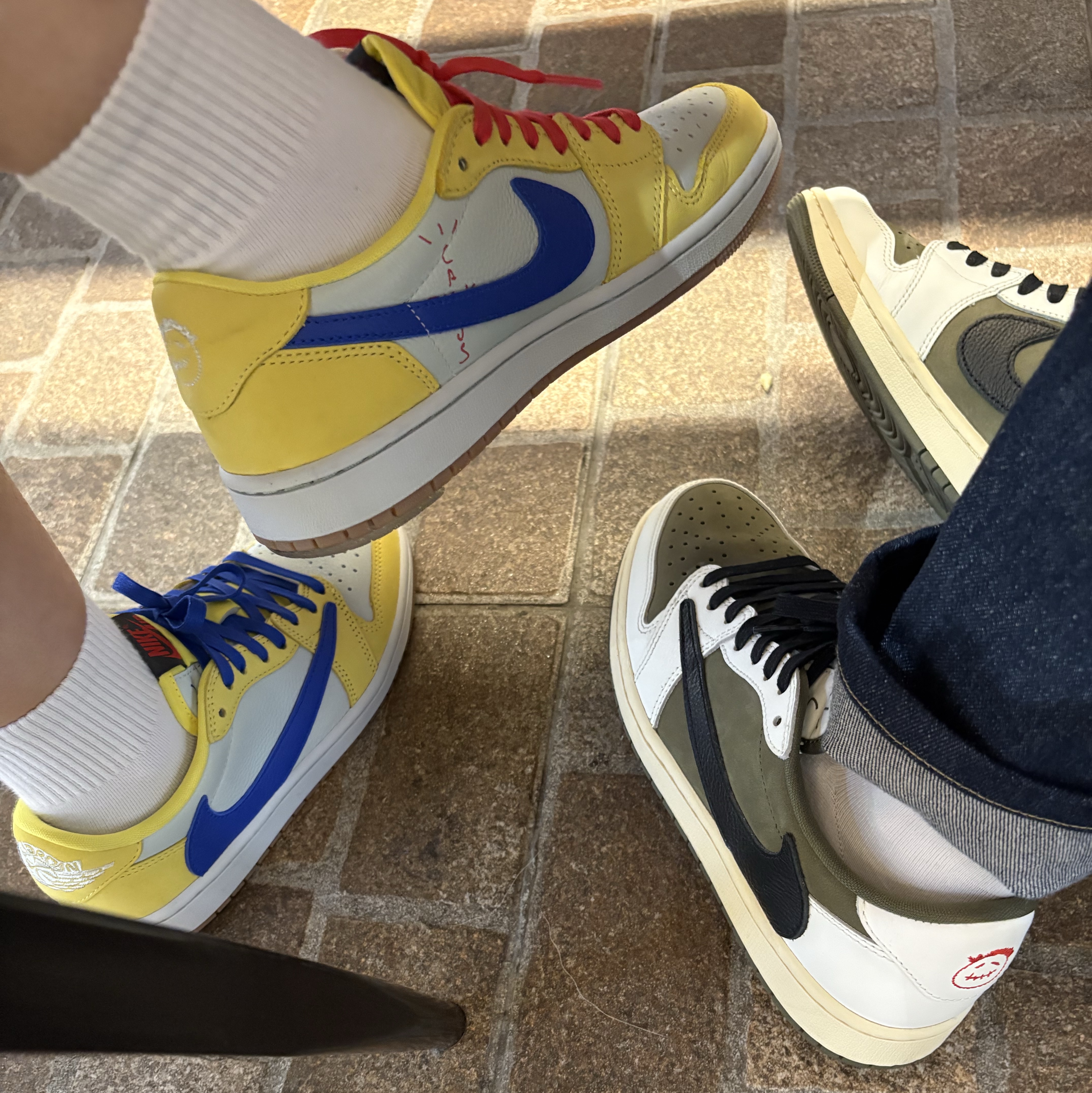 Jordan 1 x Travis Scott Retro Low OG SP Reverse Olive, (W) Jordan 1 x Travis Scott Retro Low OG SP Canary 착용 스타일 - 1