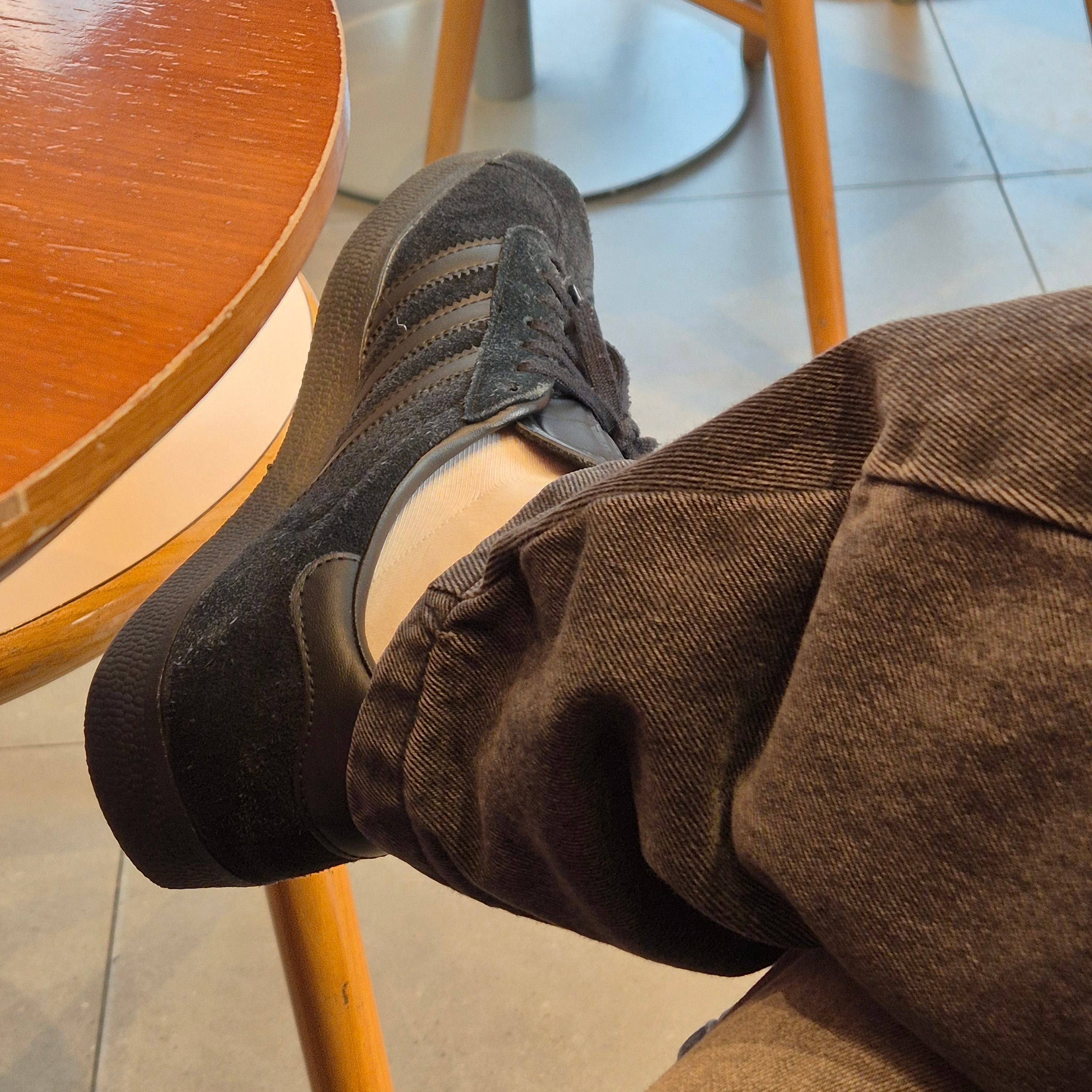 Adidas Gazelle Triple Black 착용 스타일