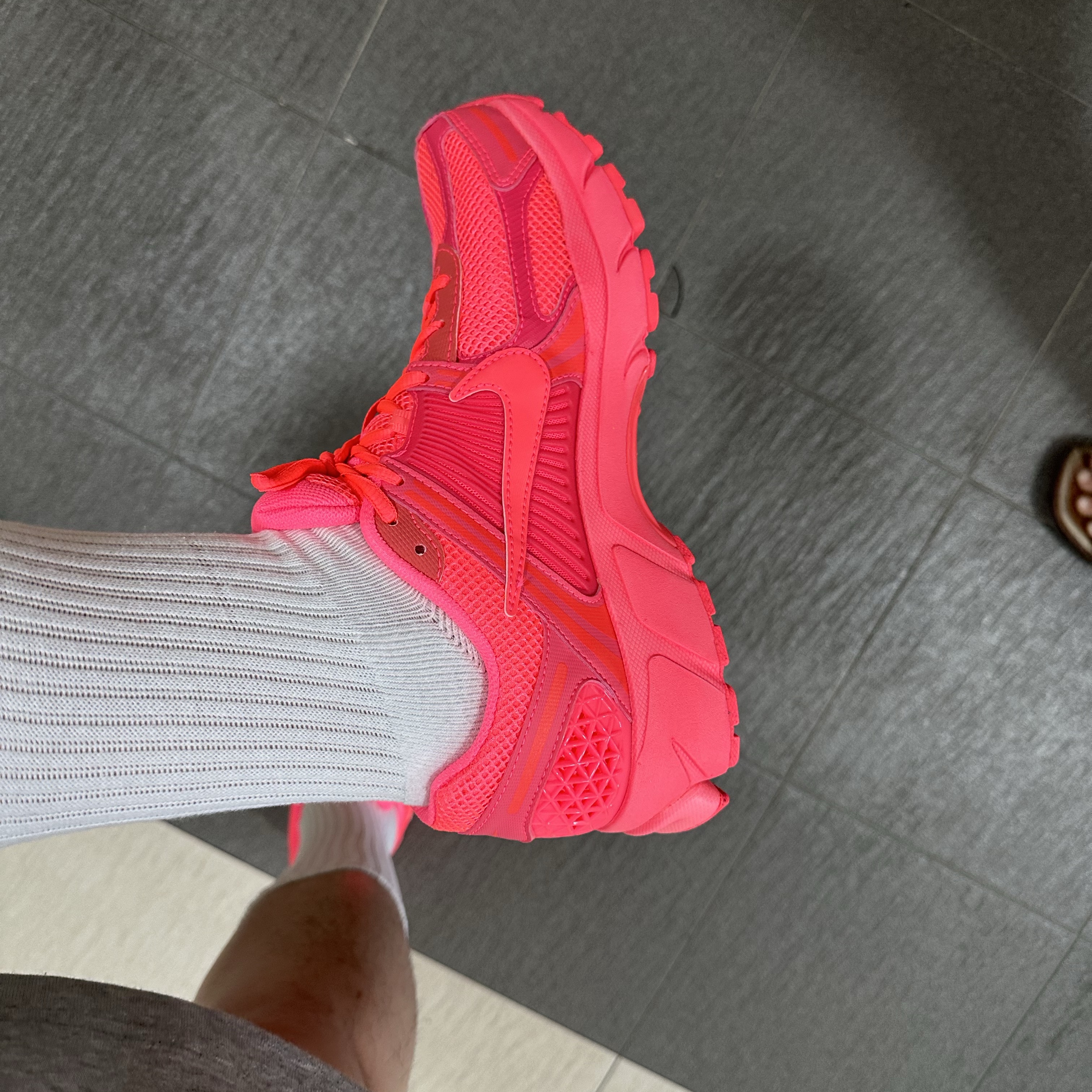 Nike Zoom Vomero 5 Hot Punch 착용 스타일 - 1