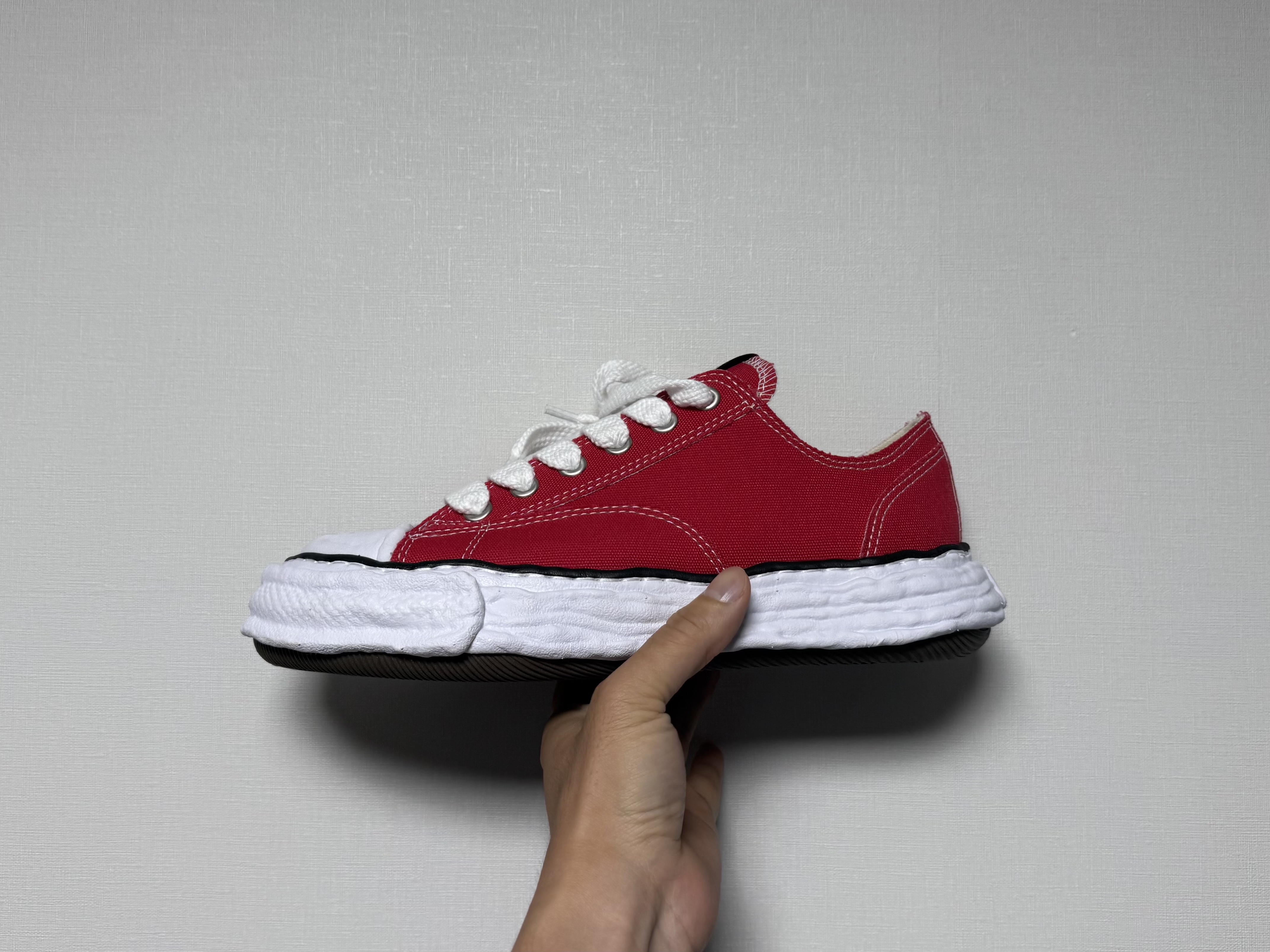 Maison Mihara Yasuhiro Peterson23 OG Sole Canvas Low-top Sneakers Red 착용 스타일