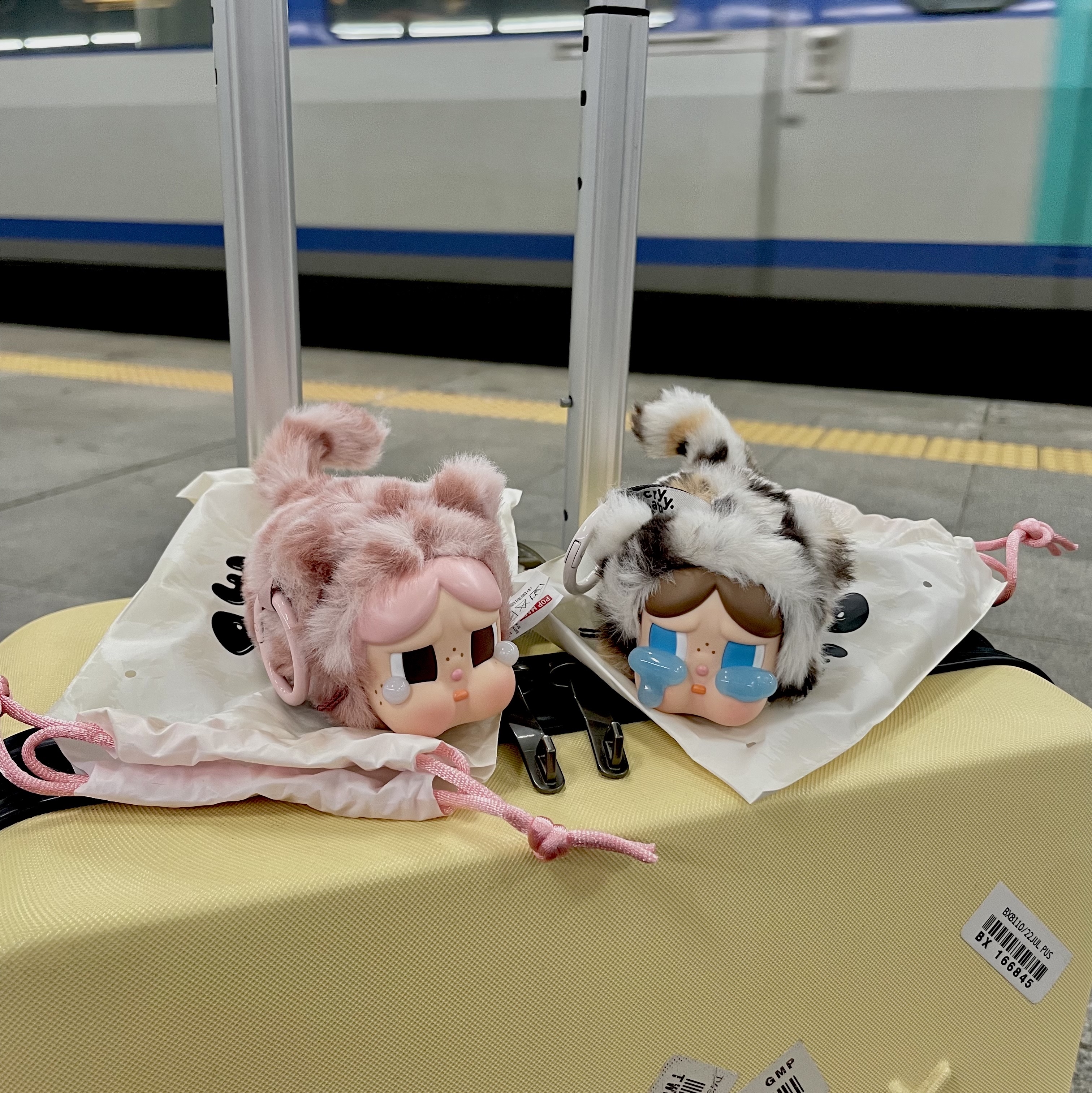 Pop Mart Crybaby Wild But Cutie Series Vinyl Plush Pendant Vintage Cutie (Opened Case), Pop Mart Crybaby Wild But Cutie Series Vinyl Plush Pendant Pink Cutie (Opened Case) 착용 스타일